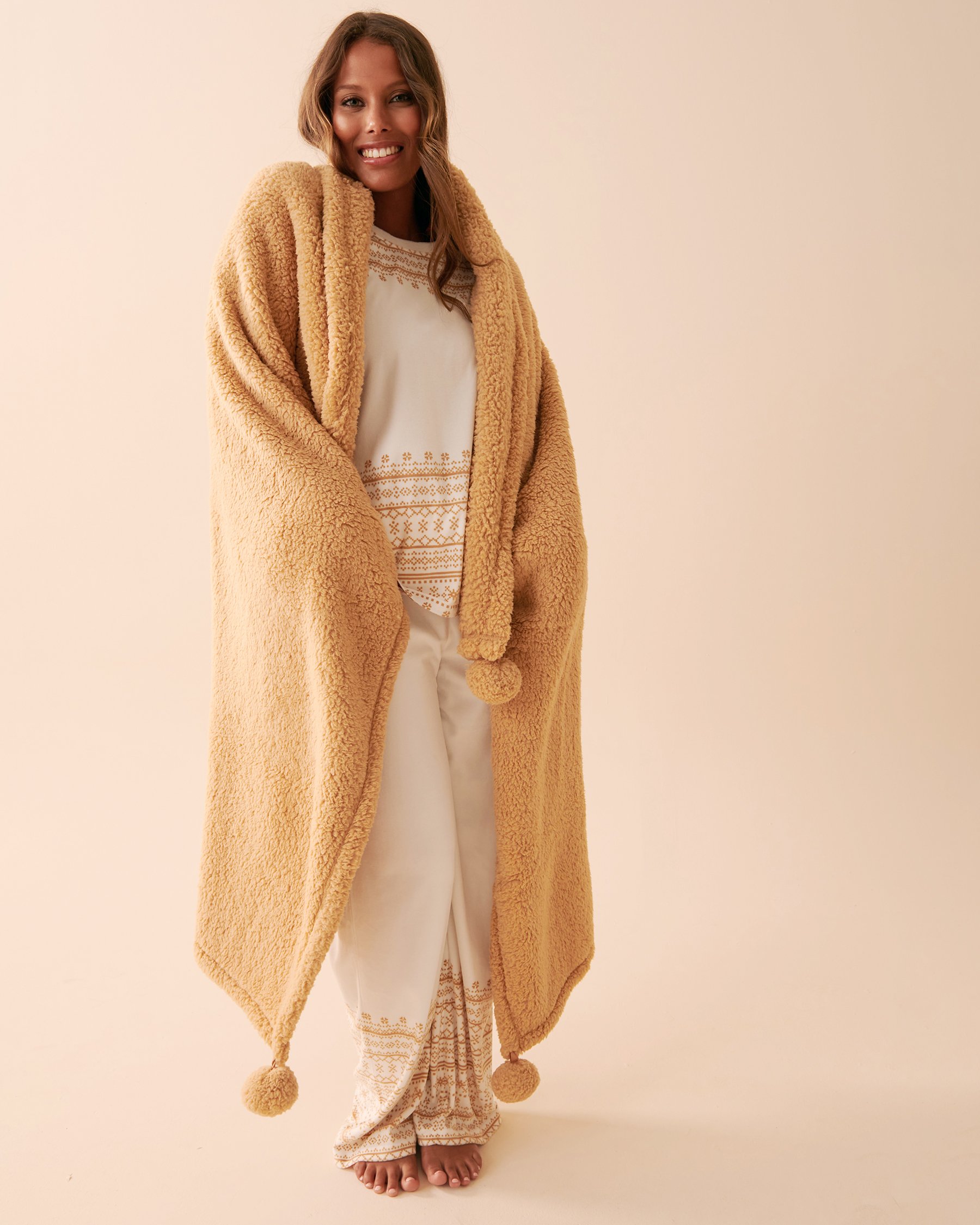 LA VIE EN ROSE Couverture en sherpa à pompons Caramel salé 40700292 - Voir1