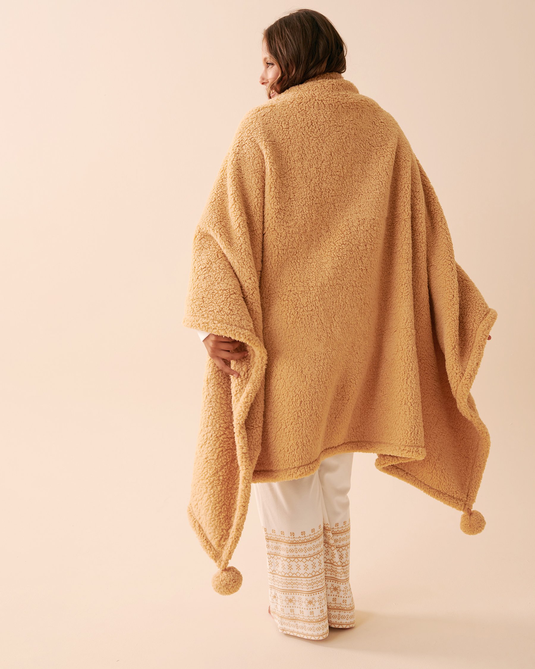 LA VIE EN ROSE Couverture en sherpa à pompons Caramel salé 40700292 - Voir3