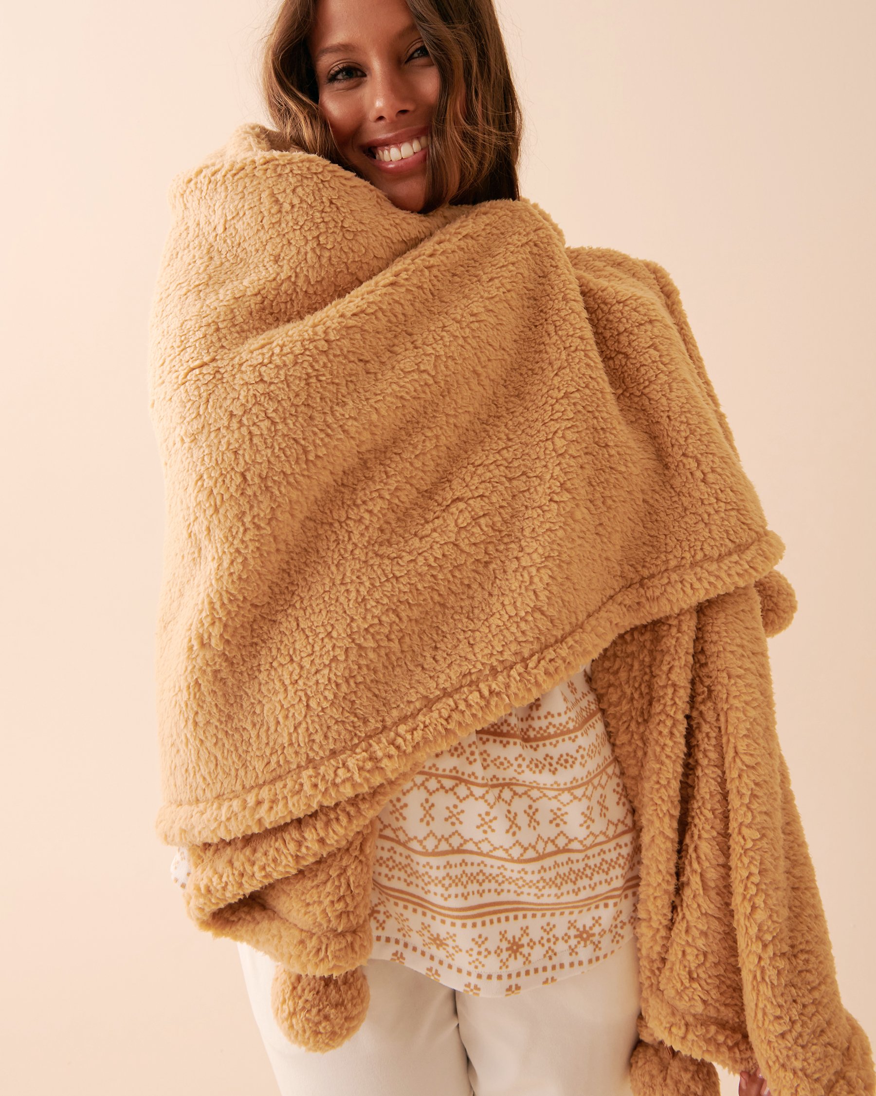 LA VIE EN ROSE Couverture en sherpa à pompons Caramel salé 40700292 - Voir4