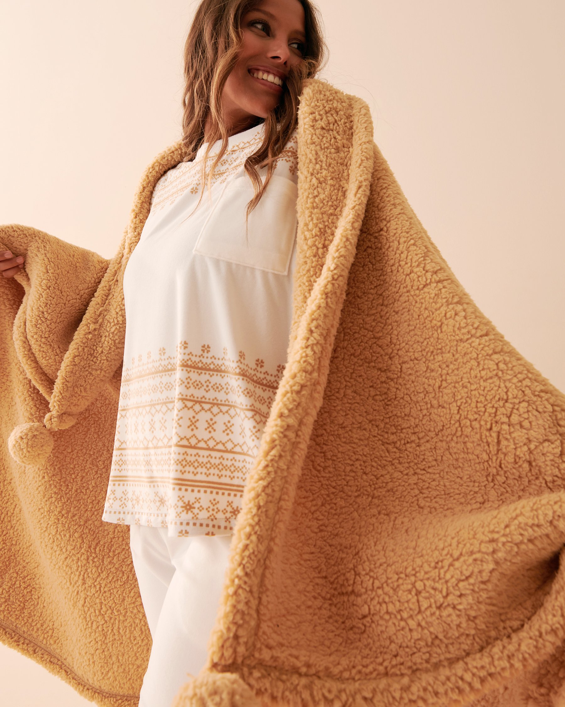 LA VIE EN ROSE Couverture en sherpa à pompons Caramel salé 40700292 - Voir5