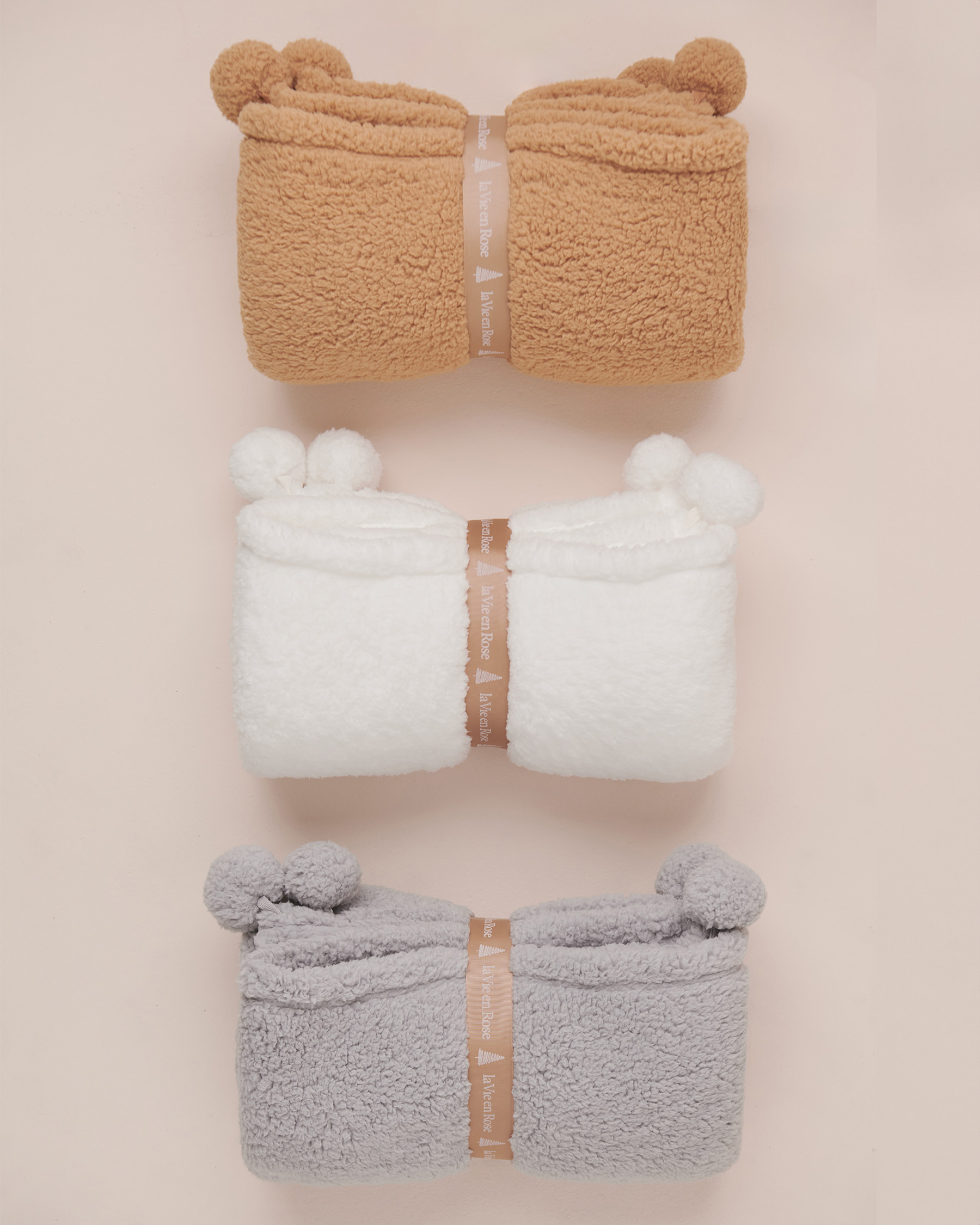 LA VIE EN ROSE Couverture en sherpa à pompons Blanc neige 40700292 - Voir2