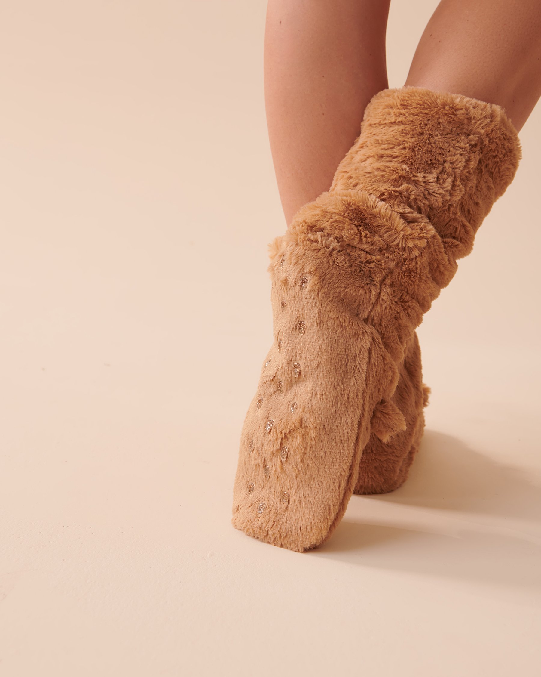 LA VIE EN ROSE Scottie Print Soft Plush Socks Salted Caramel 40700309 - View2