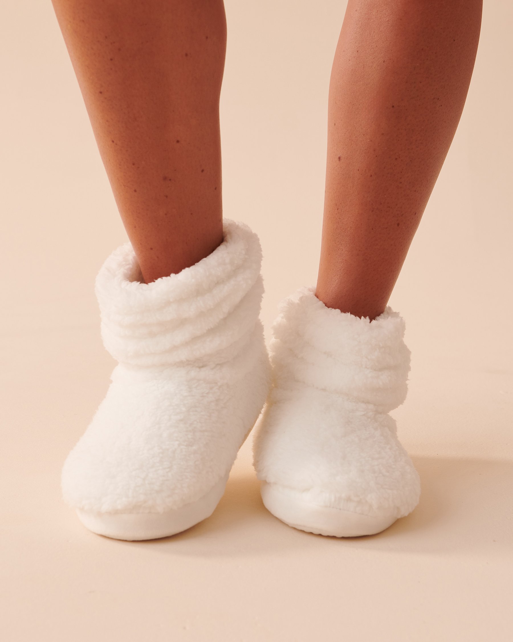 LA VIE EN ROSE Pantoufles bottines en sherpa Blanc neige 40700293 - Voir1