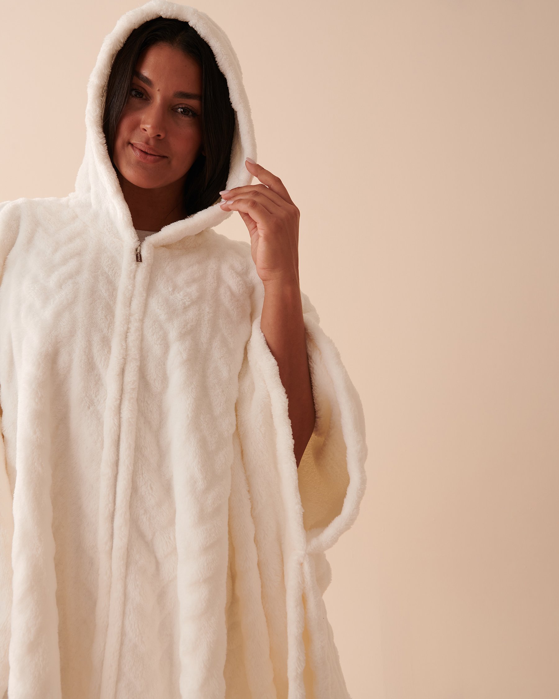 LA VIE EN ROSE Soft Plush Hooded Cape Snow White 40700296 - View3