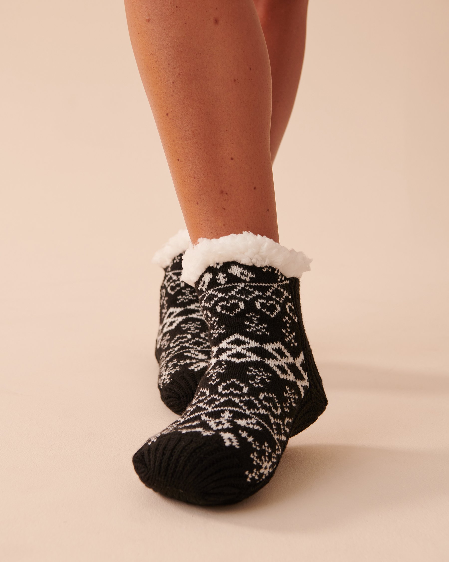 LA VIE EN ROSE Winter Print Knitted Socks Nordic Black 40700299 - View1