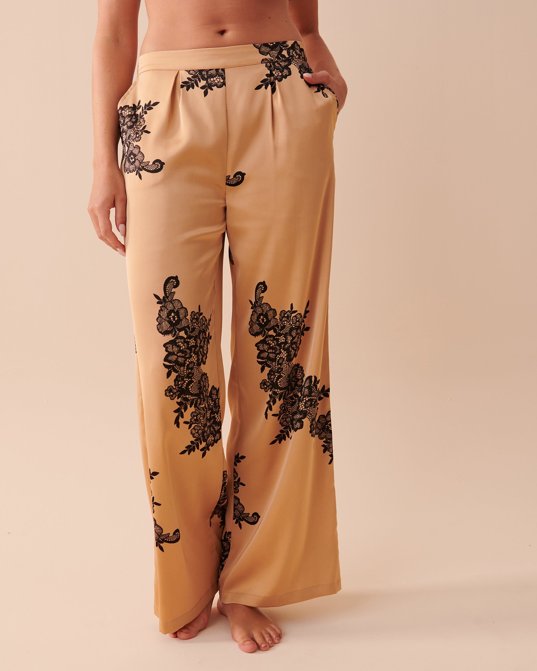 LA VIE EN ROSE Pantalon jambe large en satin Caramel et fleurs 60200079 - Voir1