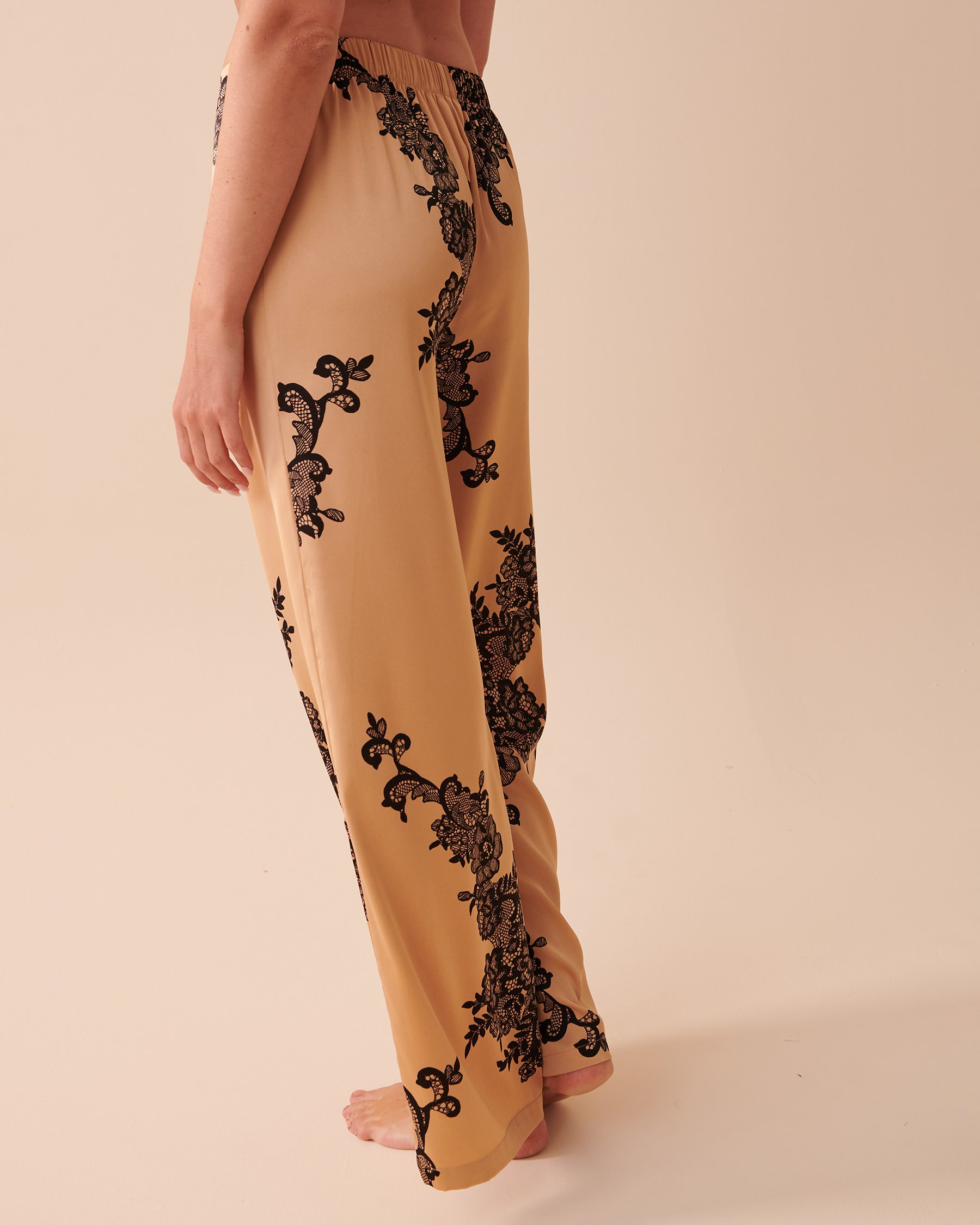 LA VIE EN ROSE Pantalon jambe large en satin Caramel et fleurs 60200079 - Voir2