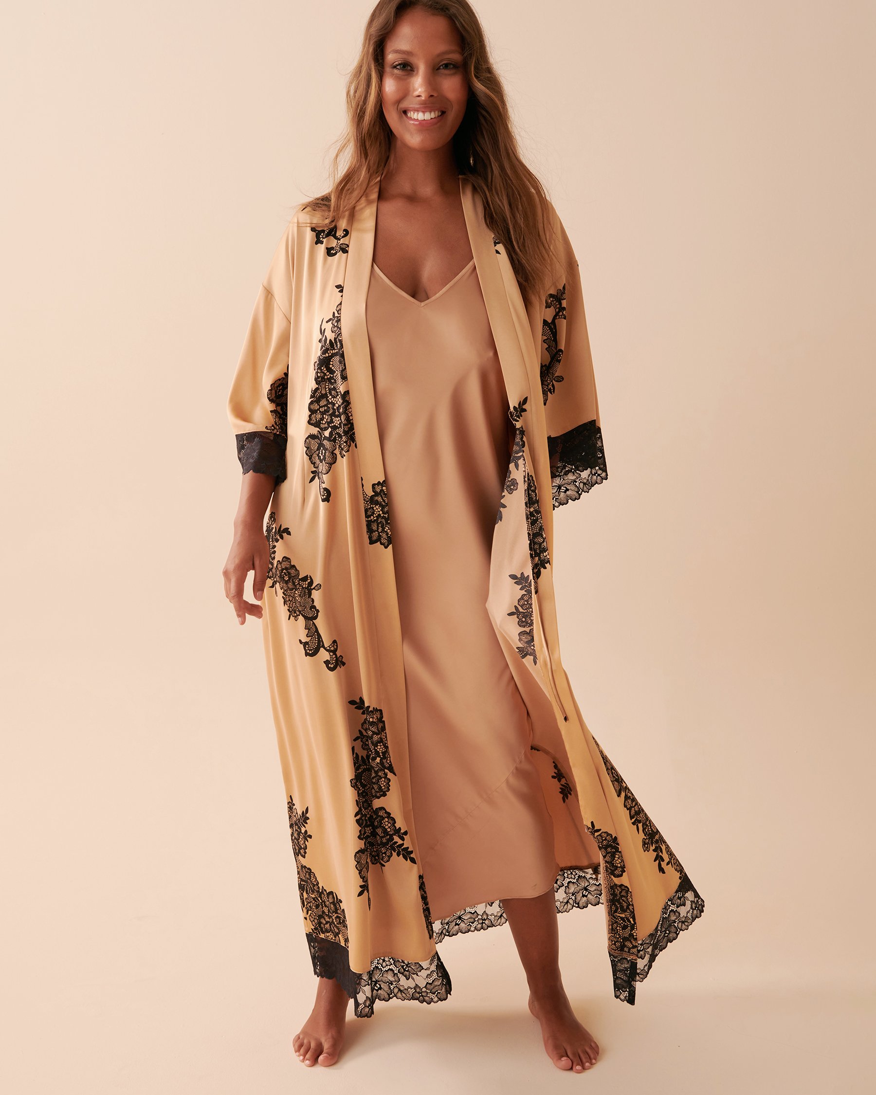 LA VIE EN ROSE Kimono long en satin Caramel et fleurs 60600061 - Voir1