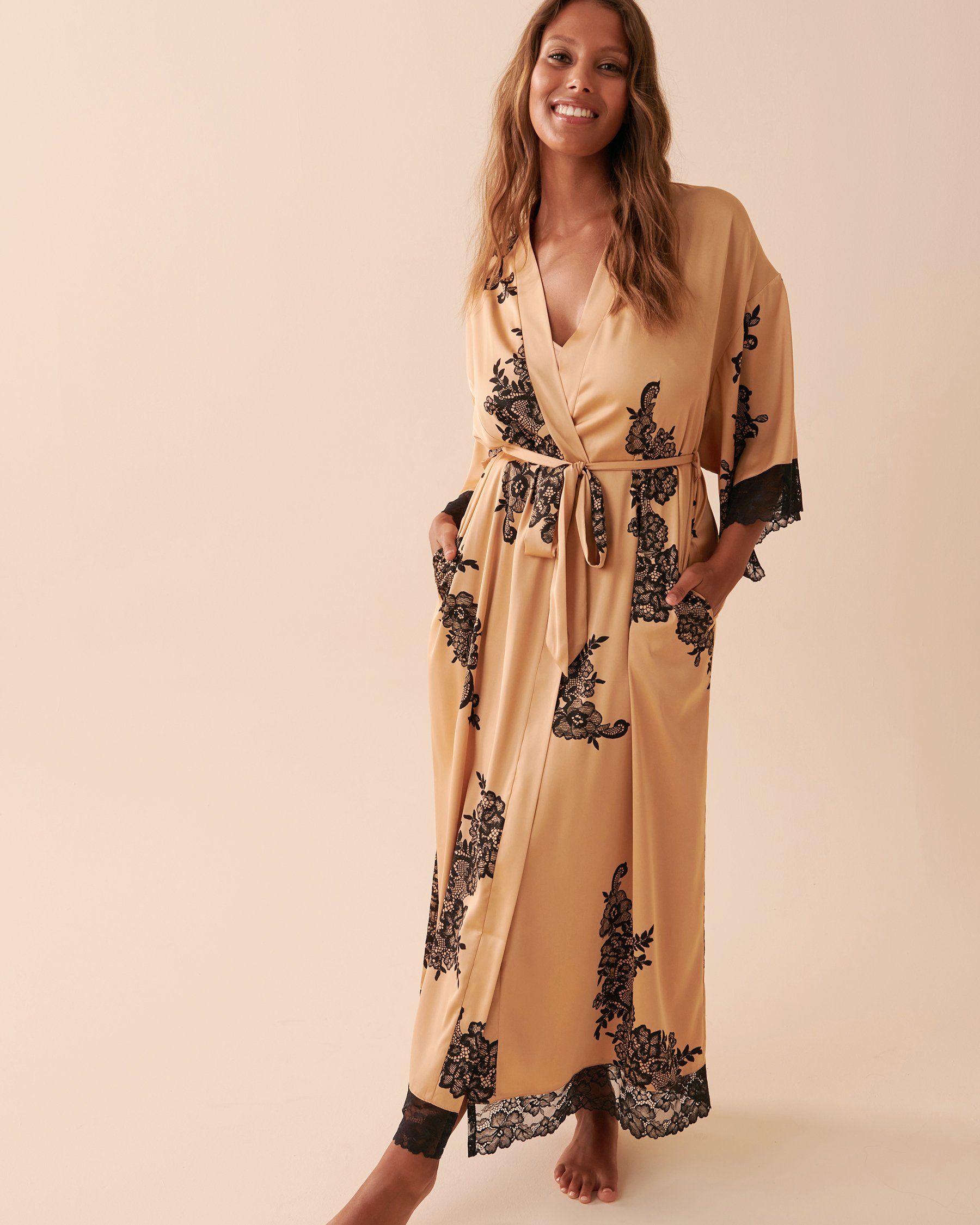 LA VIE EN ROSE Kimono long en satin Caramel et fleurs 60600061 - Voir2