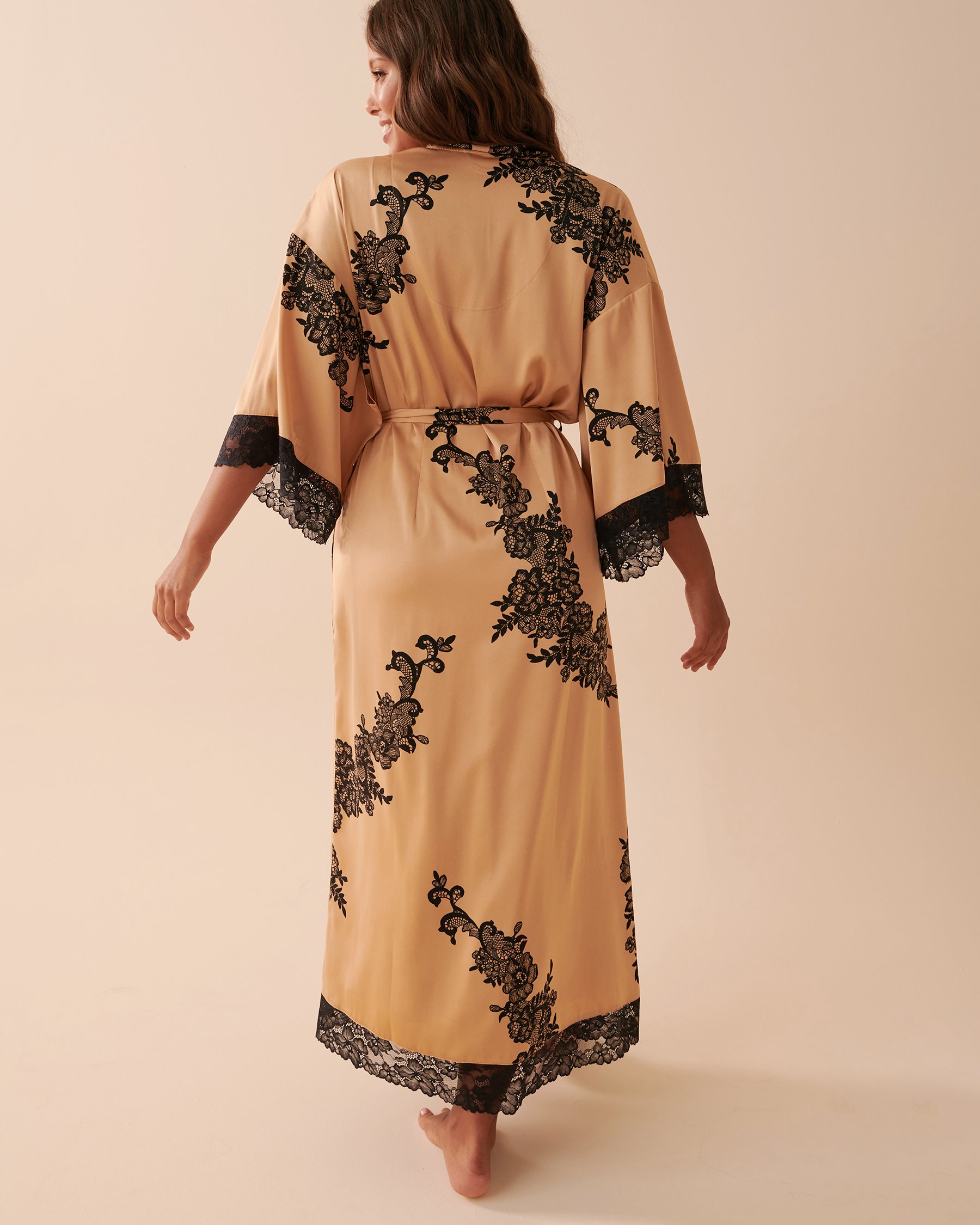 LA VIE EN ROSE Kimono long en satin Caramel et fleurs 60600061 - Voir3