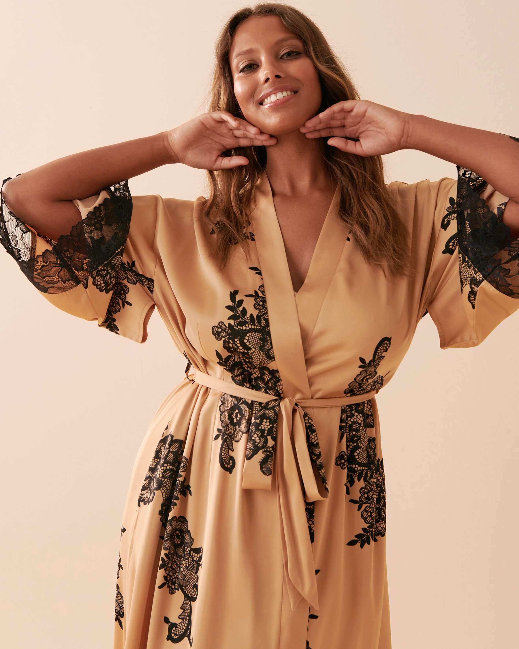 LA VIE EN ROSE Kimono long en satin Caramel et fleurs 60600061 - Voir4