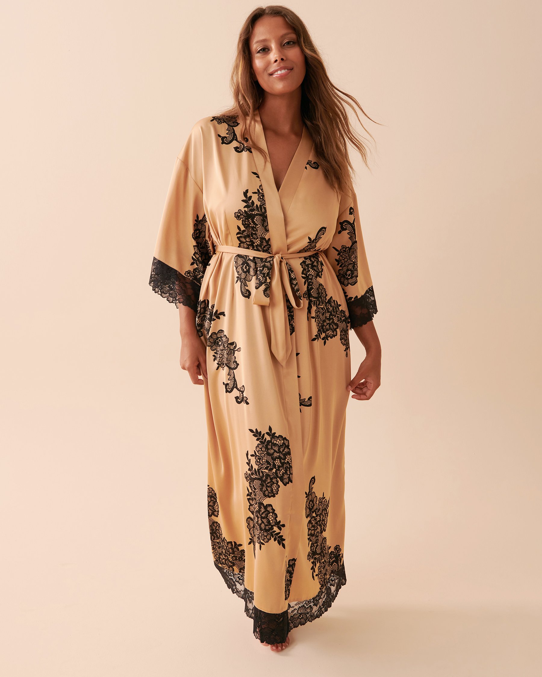 LA VIE EN ROSE Kimono long en satin Caramel et fleurs 60600061 - Voir5