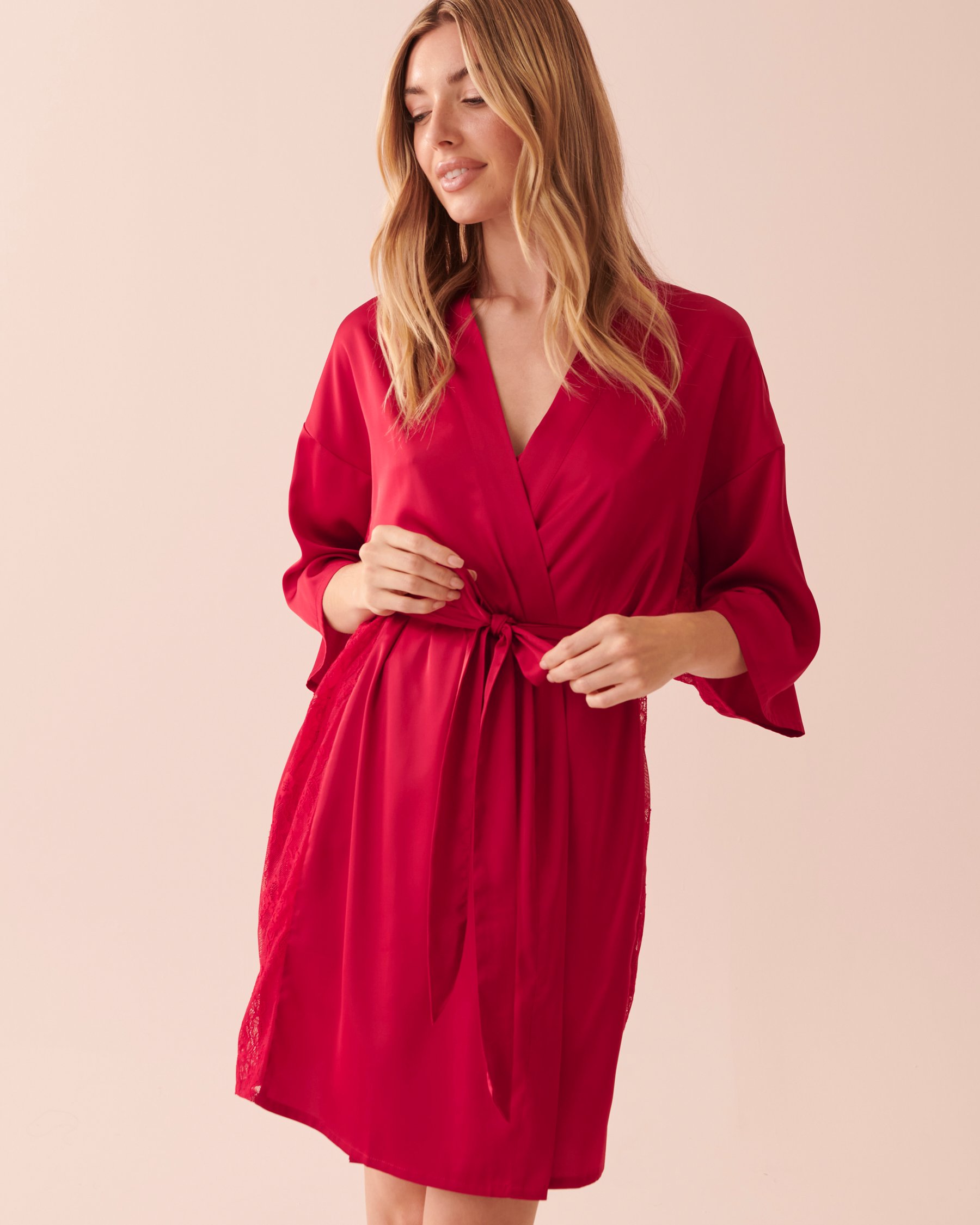LA VIE EN ROSE Kimono en satin et dentelle Rouge festif 60600063 - Voir3
