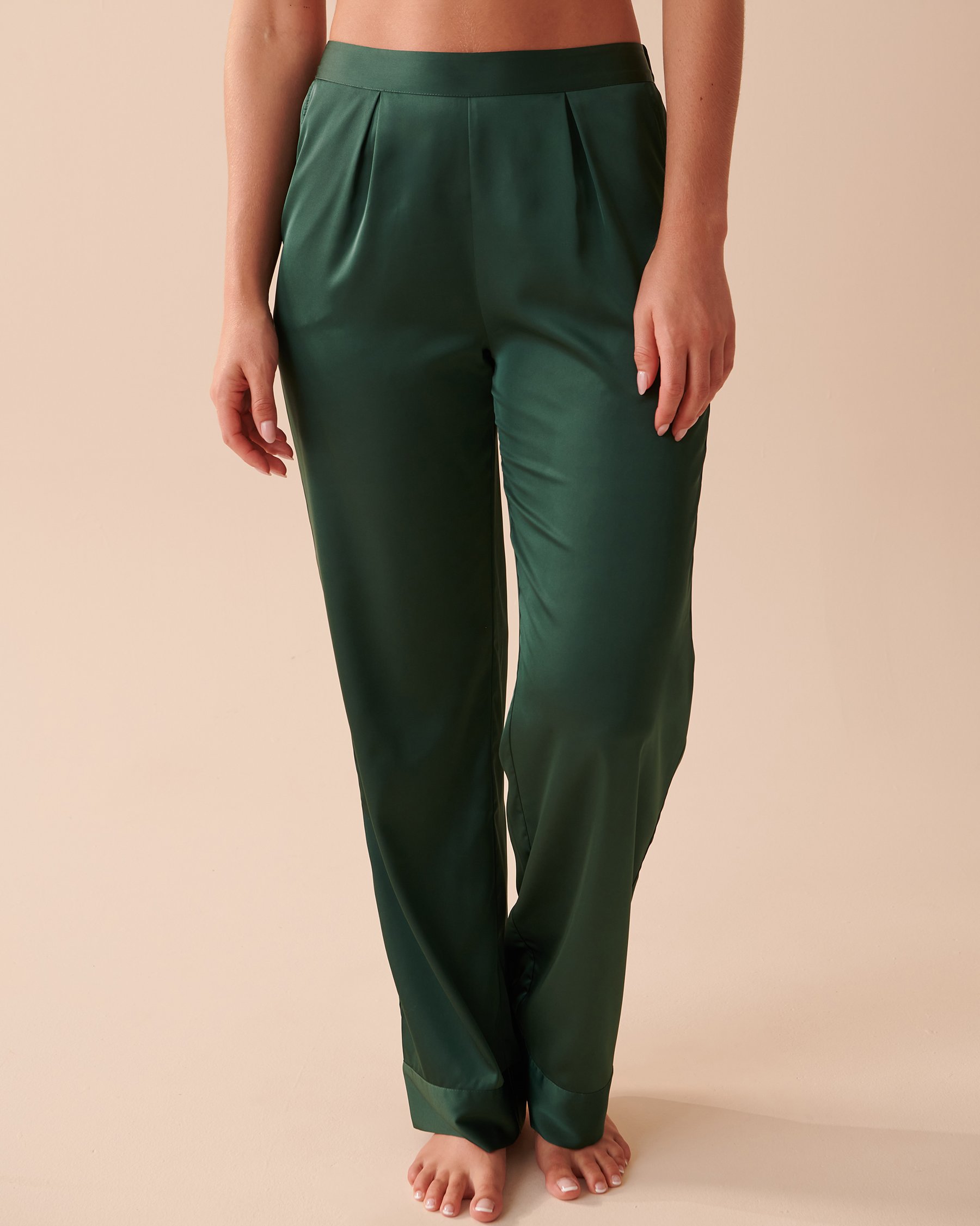 LA VIE EN ROSE Pantalon en satin Vert sapin 60200080 - Voir1