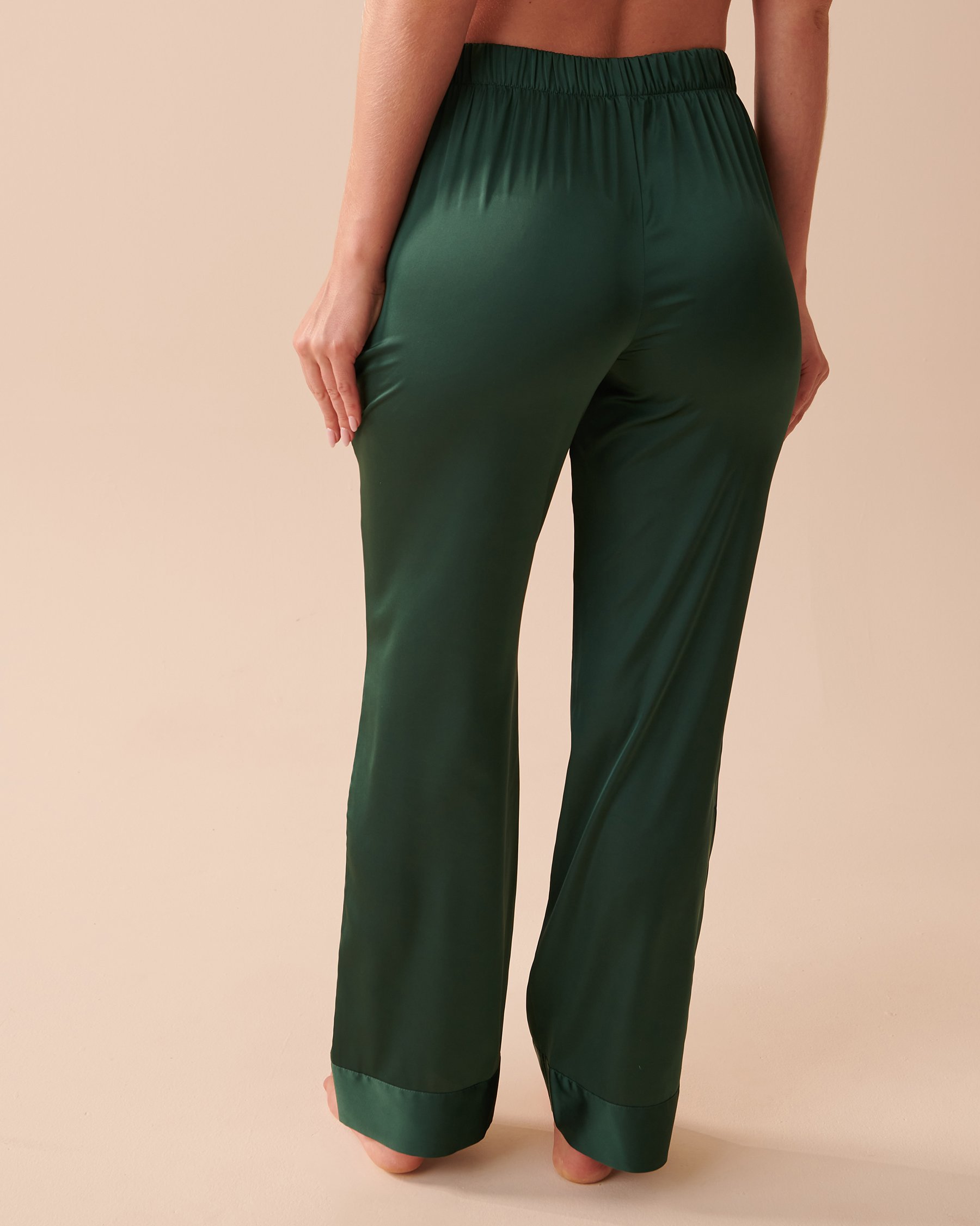 LA VIE EN ROSE Pantalon en satin Vert sapin 60200080 - Voir2