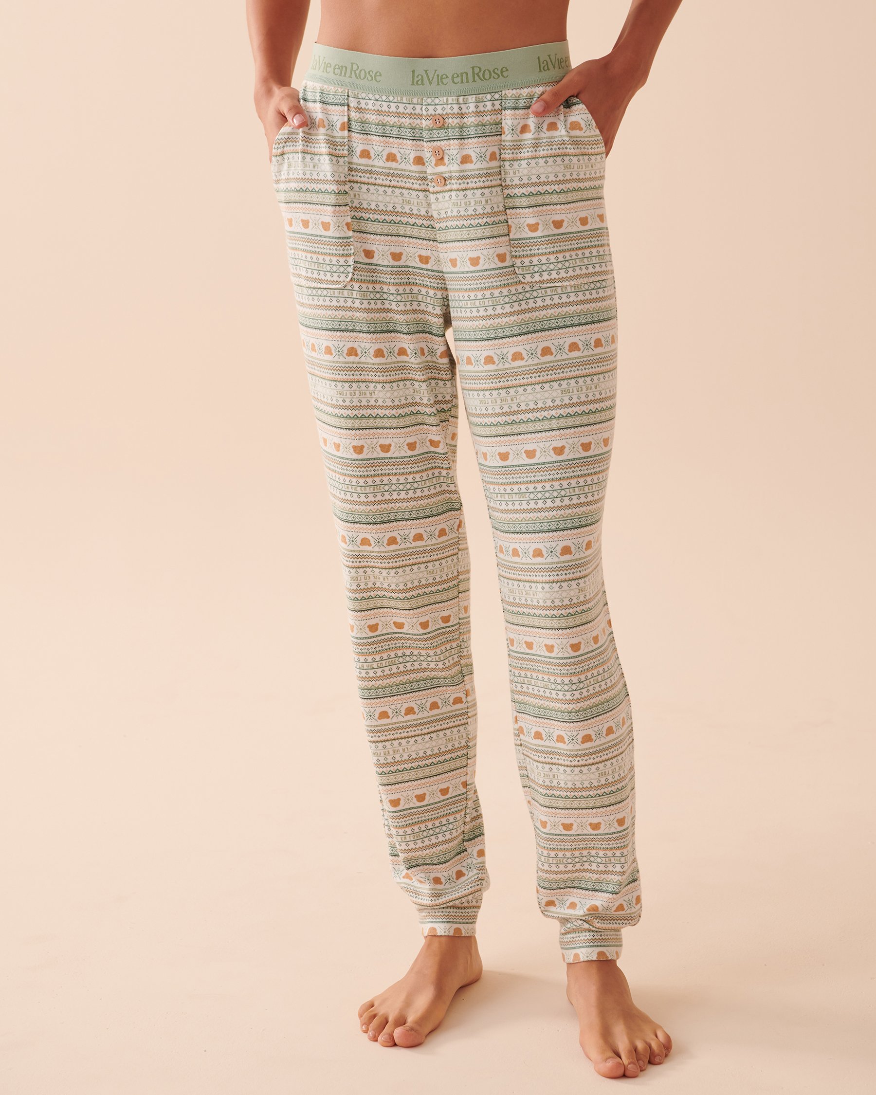 LA VIE EN ROSE Pantalon de pyjama ajusté à imprimé nordique en fibres recyclées Imprimé nordique à oursons 40200490 - Voir1