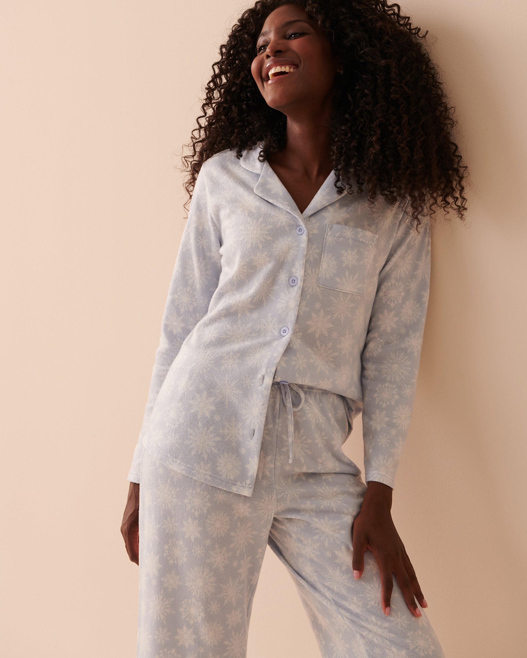 LA VIE EN ROSE Ensemble pyjama en micropolaire à flocons de neige Flocons bleus 40400054 - Voir1