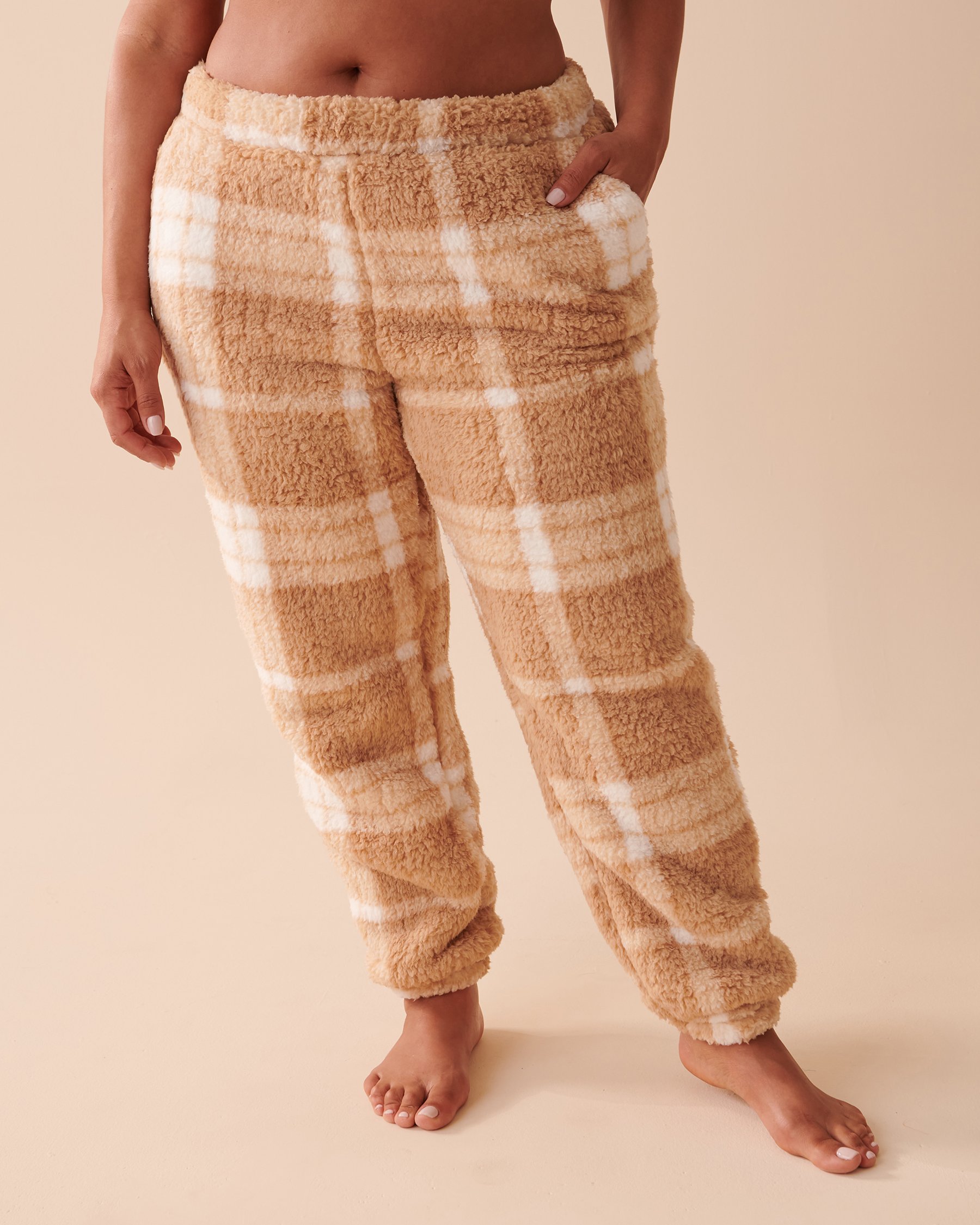 LA VIE EN ROSE Plaid Sherpa PJ Set Salted Caramel Plaid 40400060 - View4