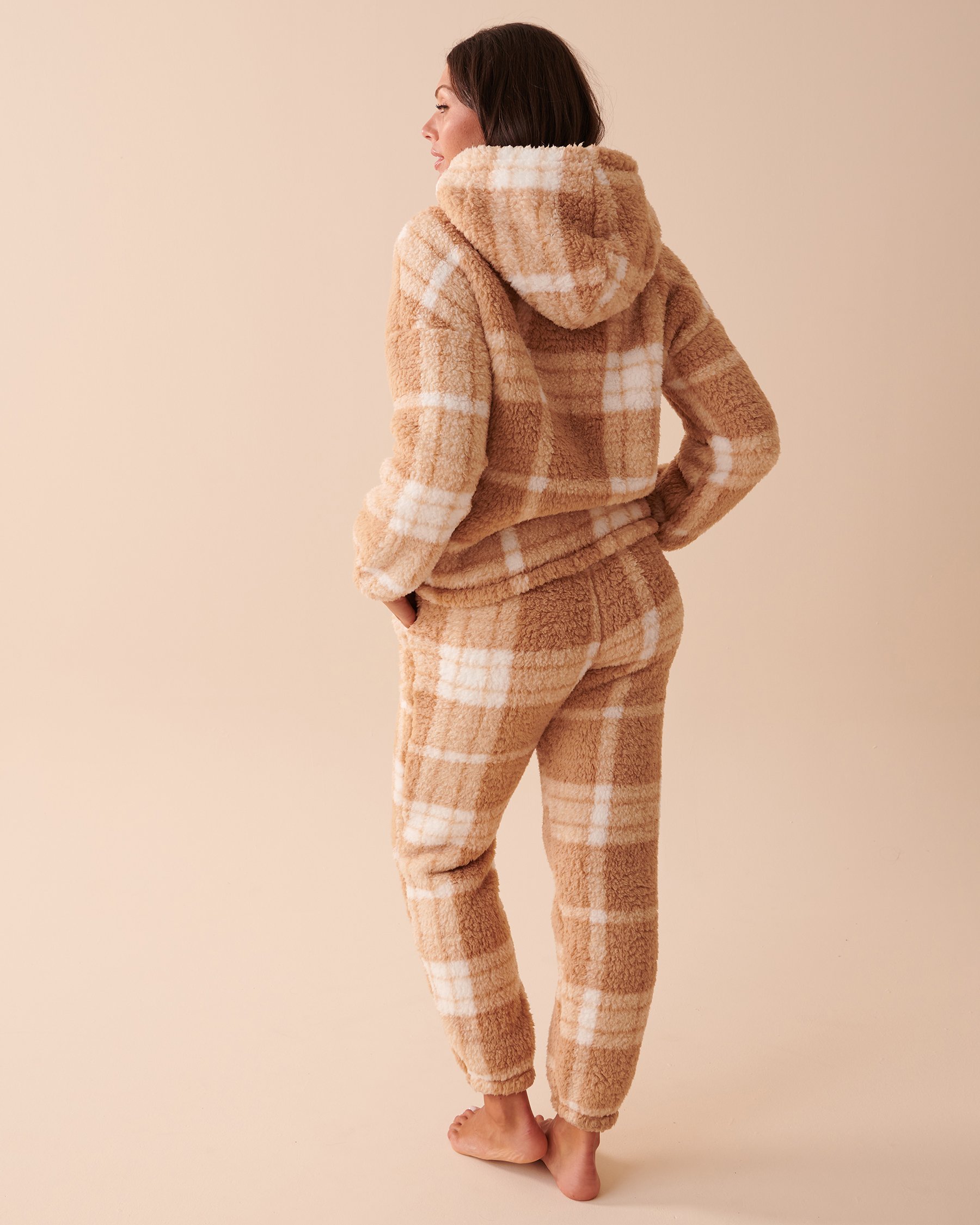 LA VIE EN ROSE Plaid Sherpa PJ Set Salted Caramel Plaid 40400060 - View7
