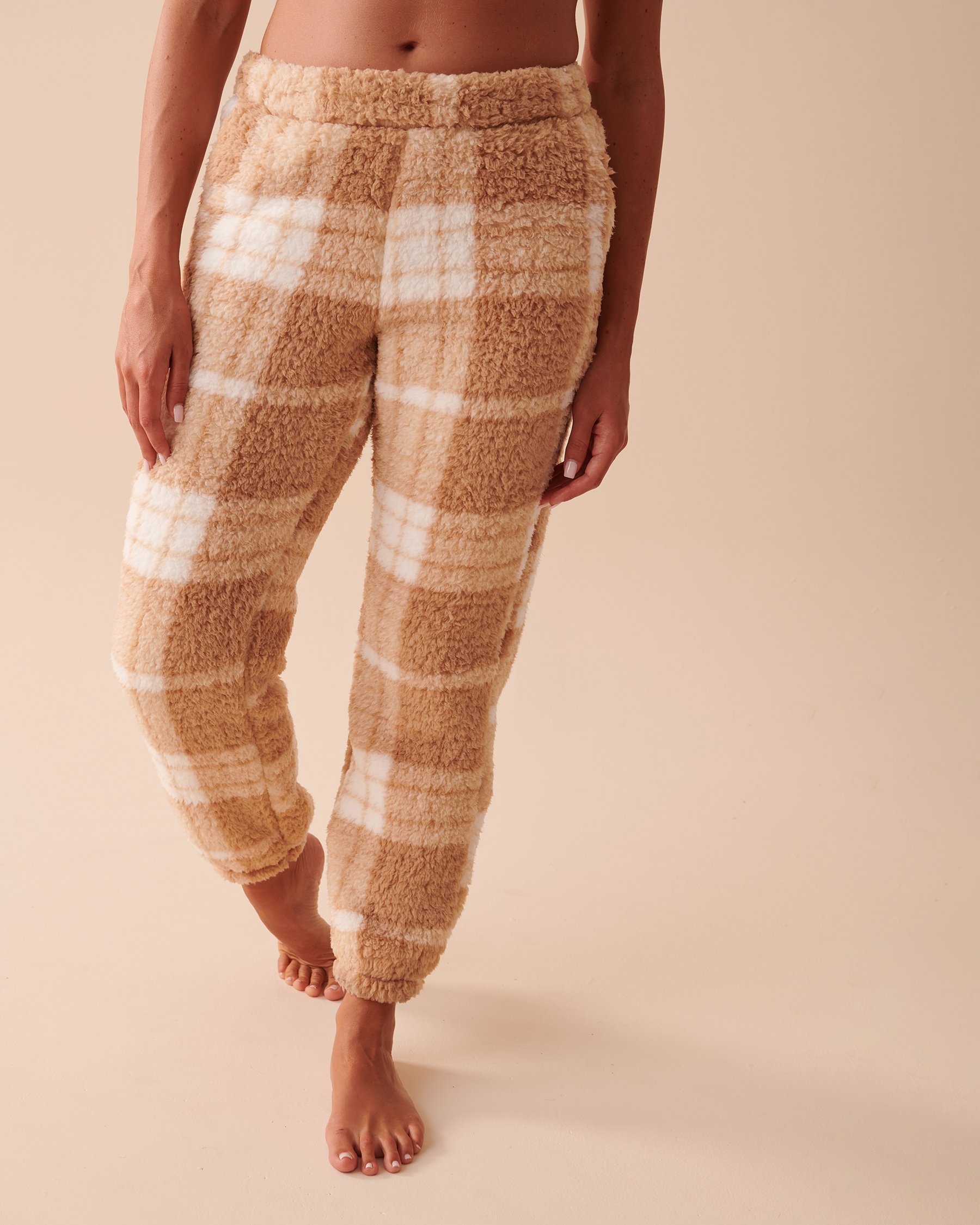 LA VIE EN ROSE Plaid Sherpa PJ Set Salted Caramel Plaid 40400060 - View9