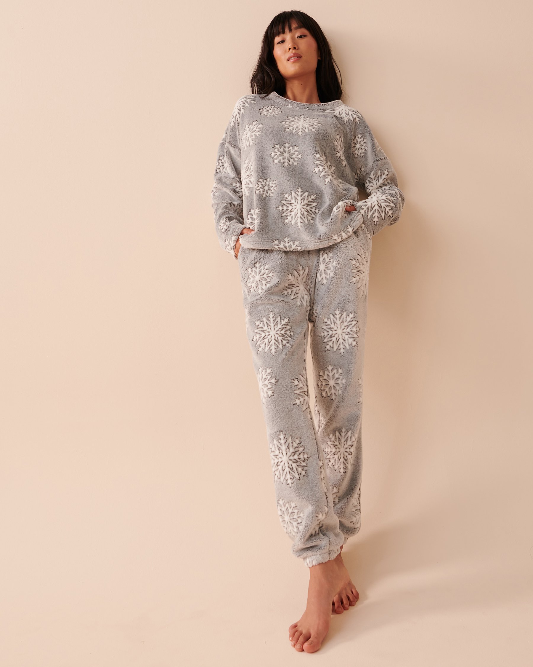 LA VIE EN ROSE Snowflakes Soft Plush PJ Set Giant Snowflakes 40400063 - View6