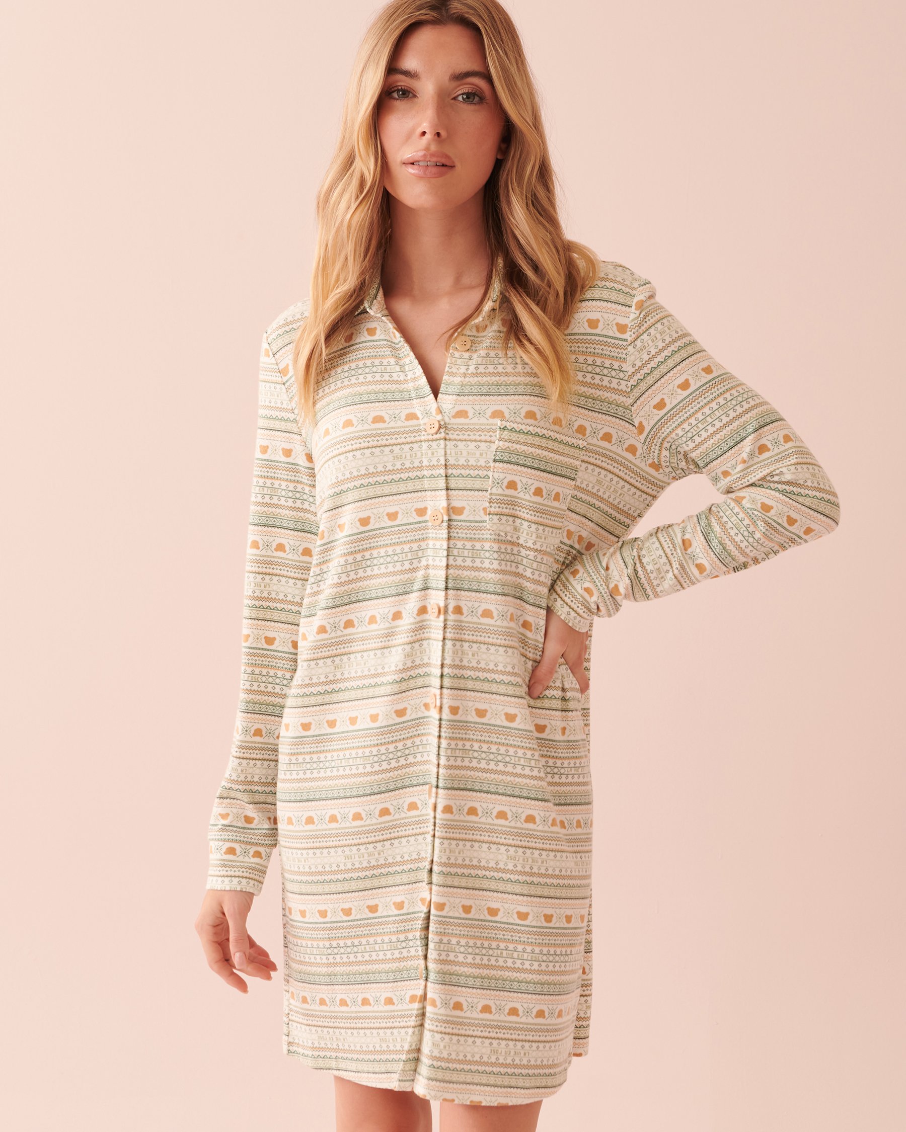 LA VIE EN ROSE Chemise de nuit manches longues à imprimé nordique en fibres recyclées Imprimé nordique à oursons 40500307 - Voir1