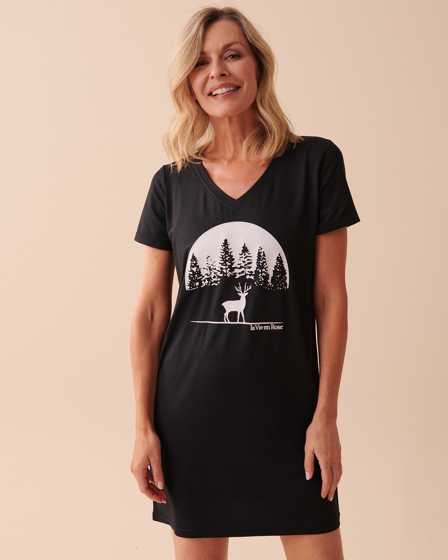 LA VIE EN ROSE Chemise de nuit manches courtes ultra douce à motif cerf Nuit étoilée 40500312 - Voir1