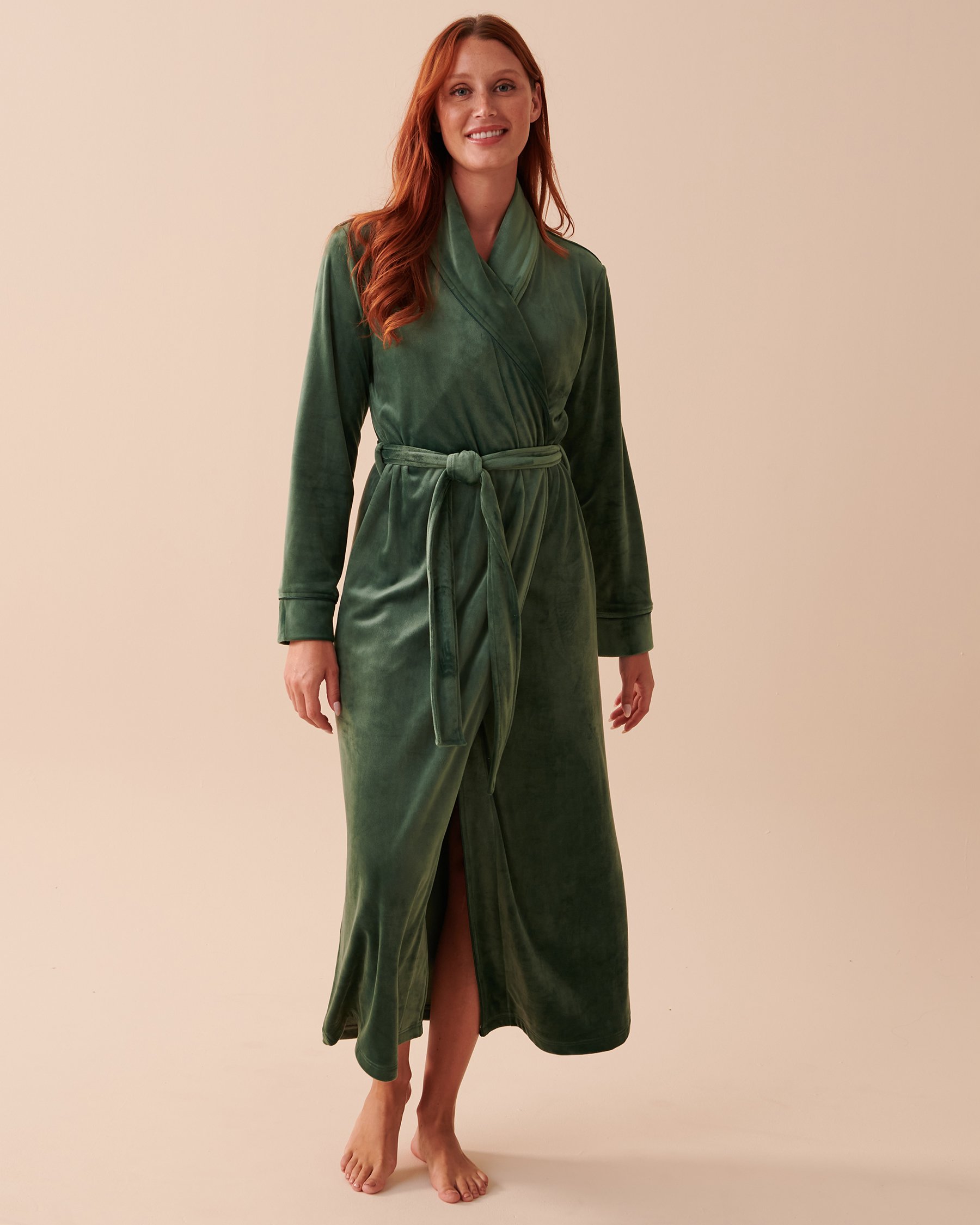 LA VIE EN ROSE Robe de chambre longue douceur veloutée Vert sapin 40600149 - Voir1