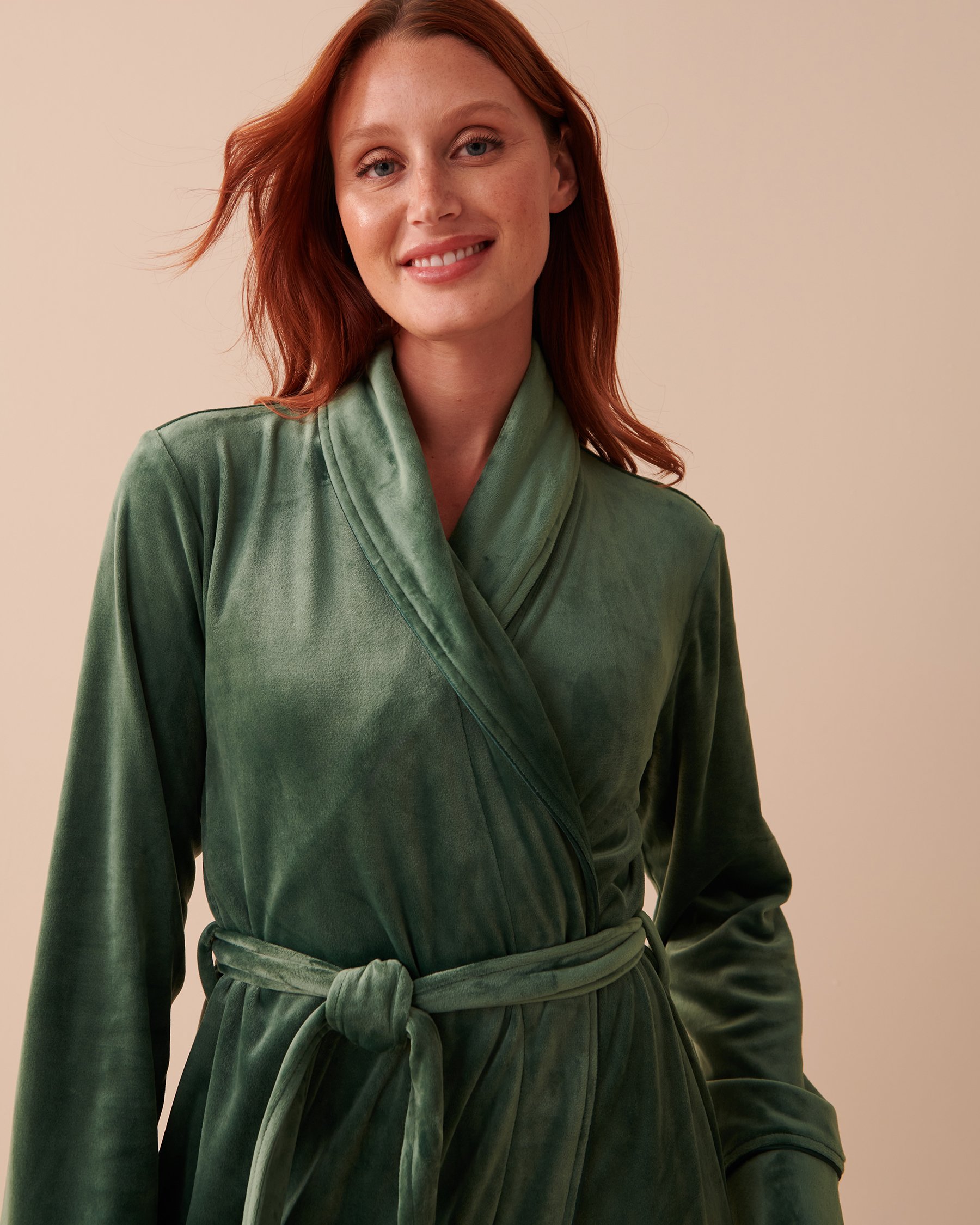 LA VIE EN ROSE Robe de chambre longue douceur veloutée Vert sapin 40600149 - Voir3
