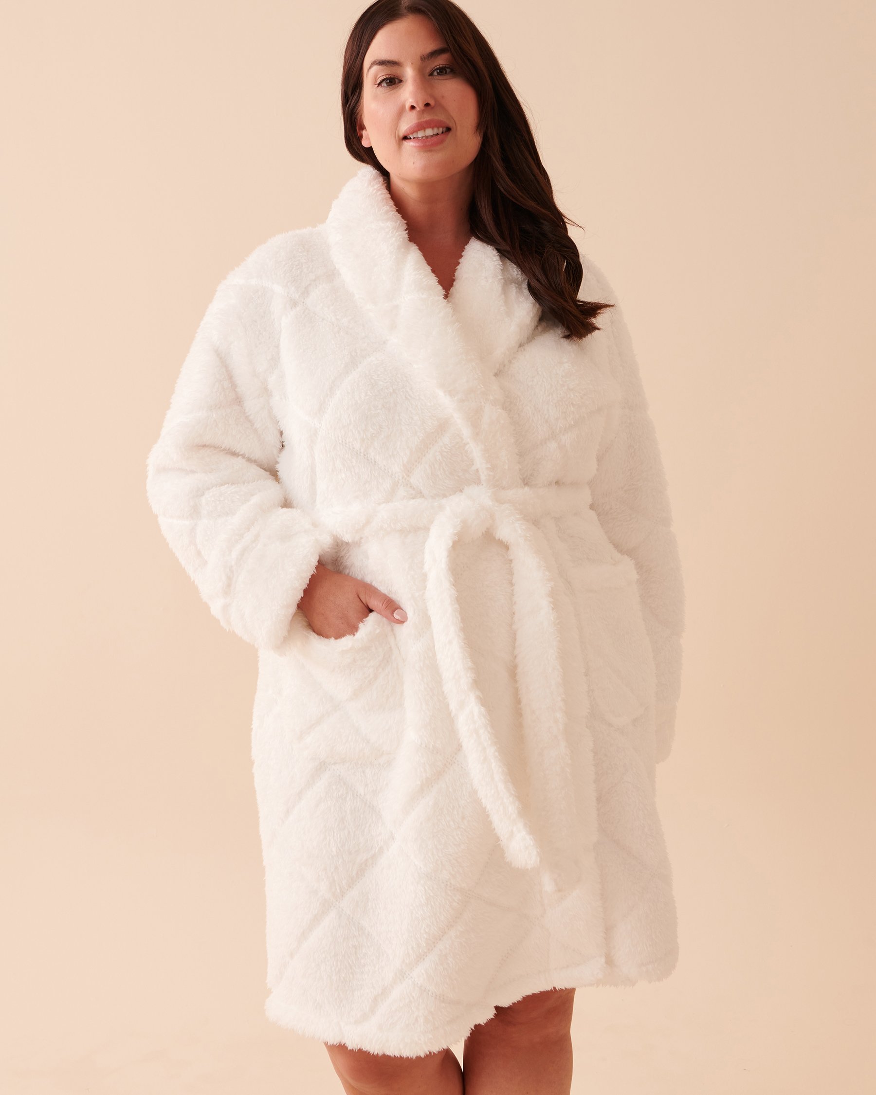 LA VIE EN ROSE Soft Plush Quilted Effect Robe Snow White 40600156 - View2