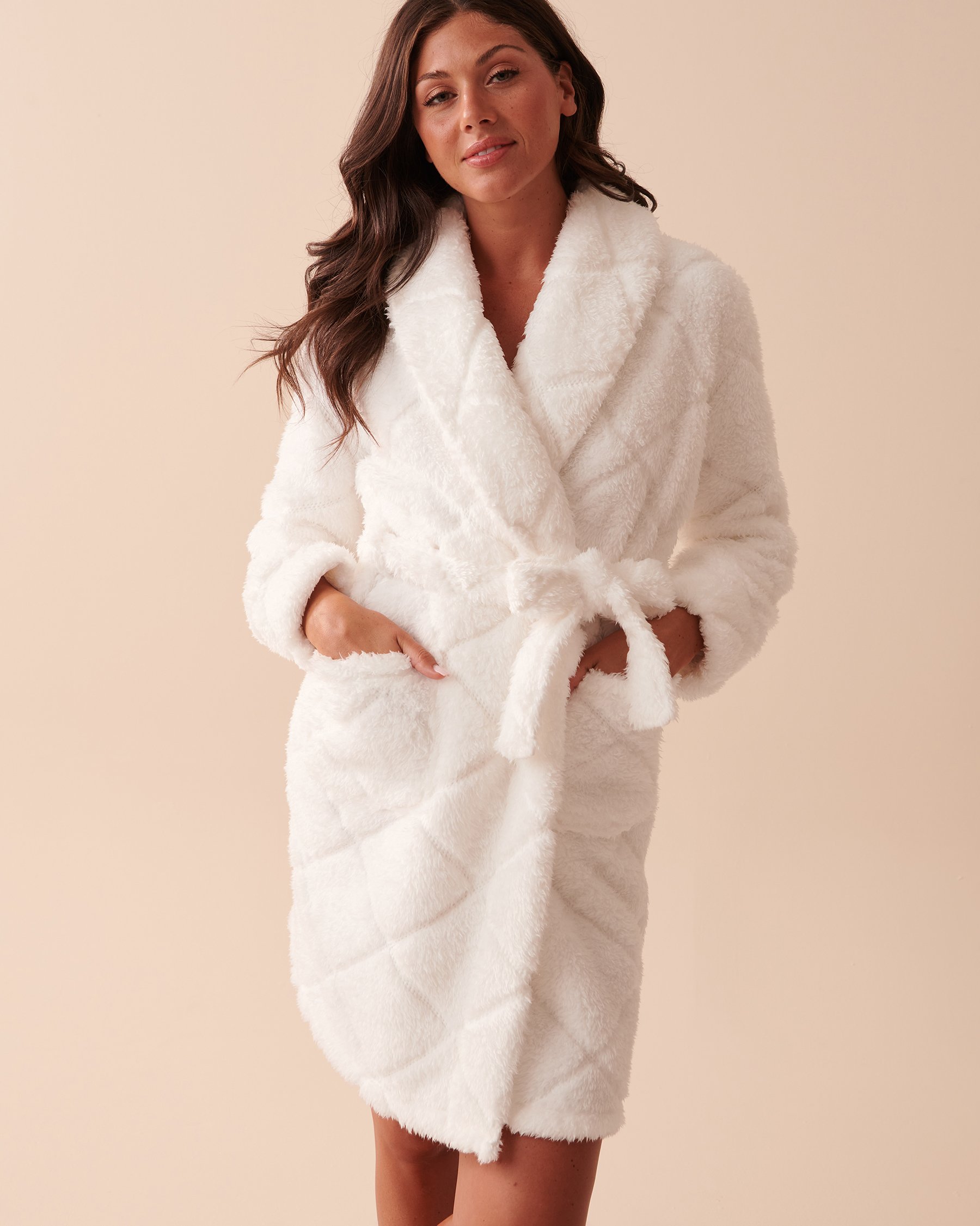 LA VIE EN ROSE Soft Plush Quilted Effect Robe Snow White 40600156 - View5