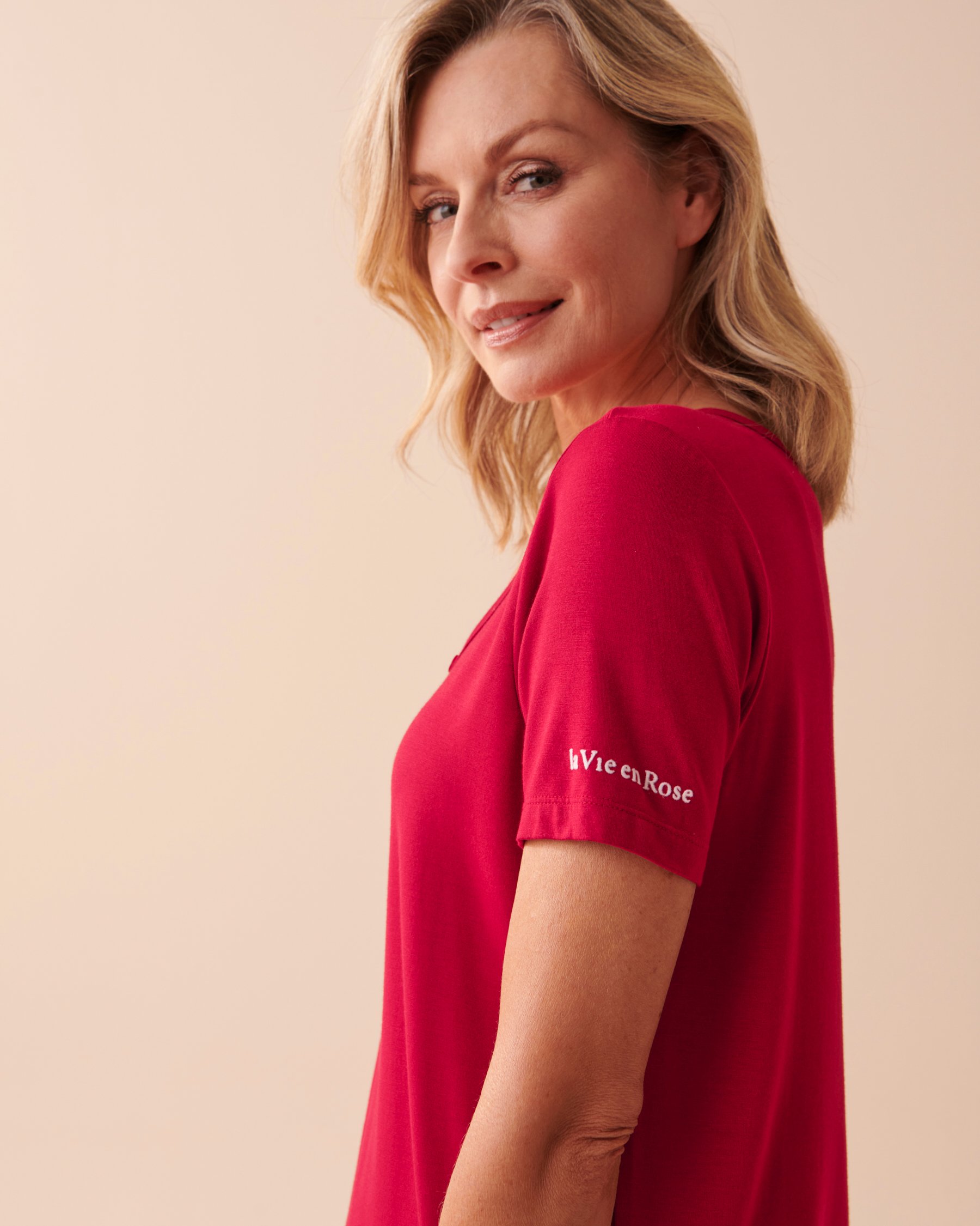 LA VIE EN ROSE T-shirt col en V en bambou Rouge festif 40100513 - Voir3