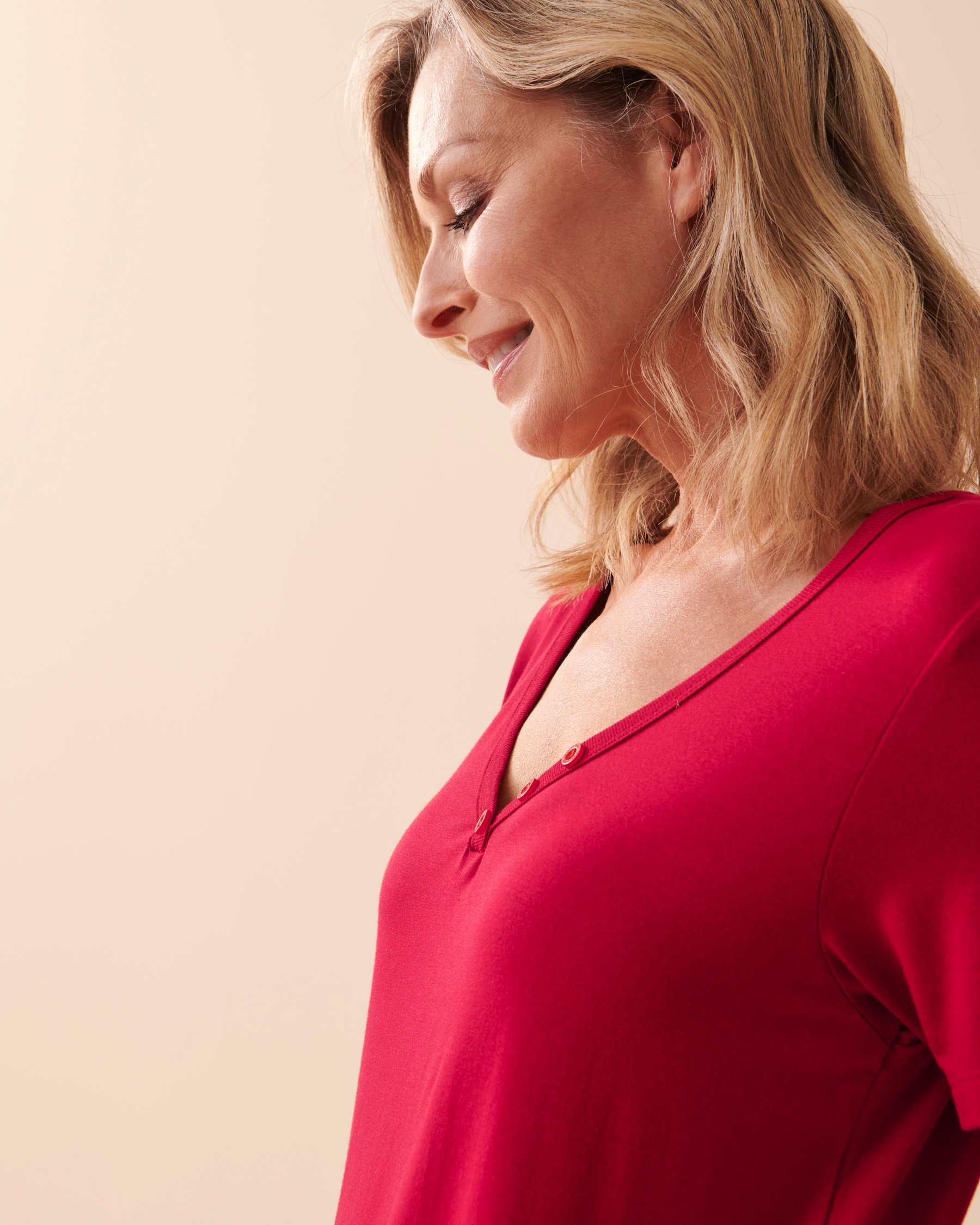 LA VIE EN ROSE T-shirt col en V en bambou Rouge festif 40100513 - Voir4