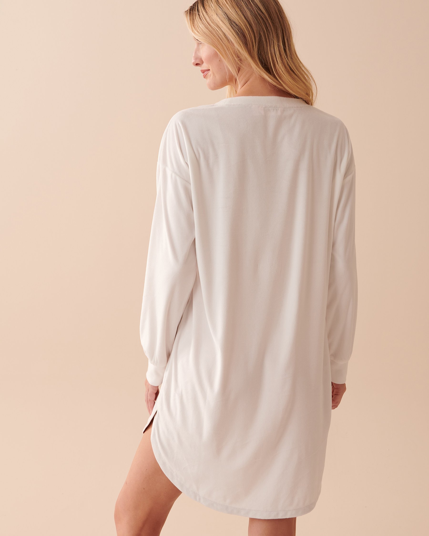 LA VIE EN ROSE Luxury Velour Long Sleeve Sleepshirt Snow White 40500304 - View5