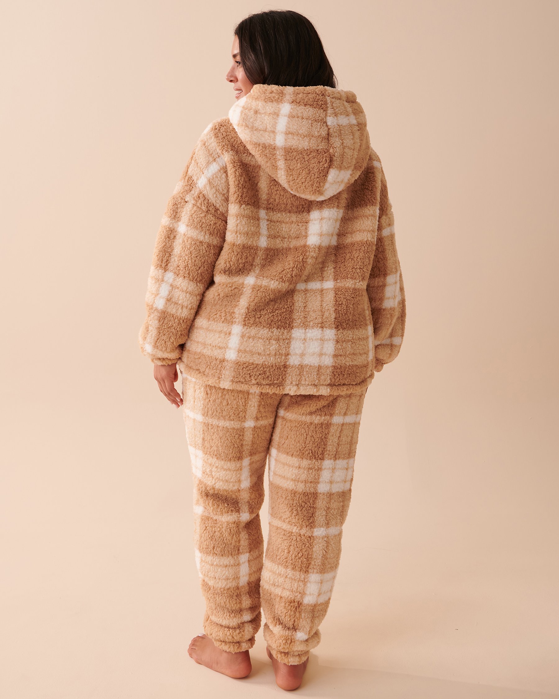 LA VIE EN ROSE Ensemble pyjama à carreaux en sherpa Carreaux caramel salé 40400060 - View2