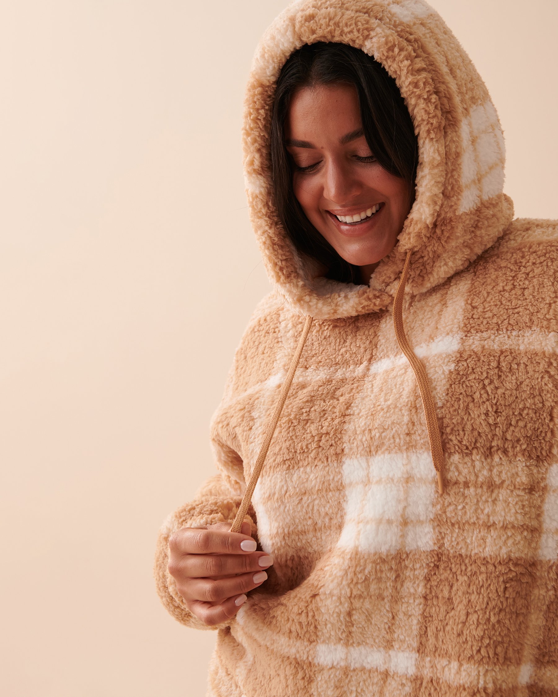 LA VIE EN ROSE Ensemble pyjama à carreaux en sherpa Carreaux caramel salé 40400060 - View3