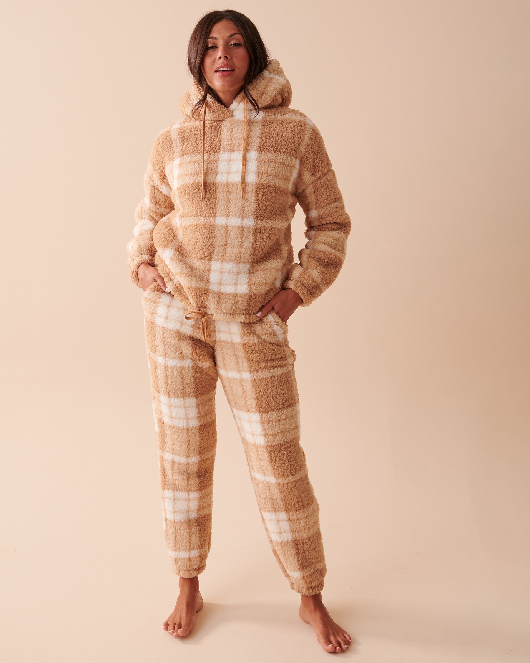 LA VIE EN ROSE Ensemble pyjama à carreaux en sherpa Carreaux caramel salé 40400060 - View6