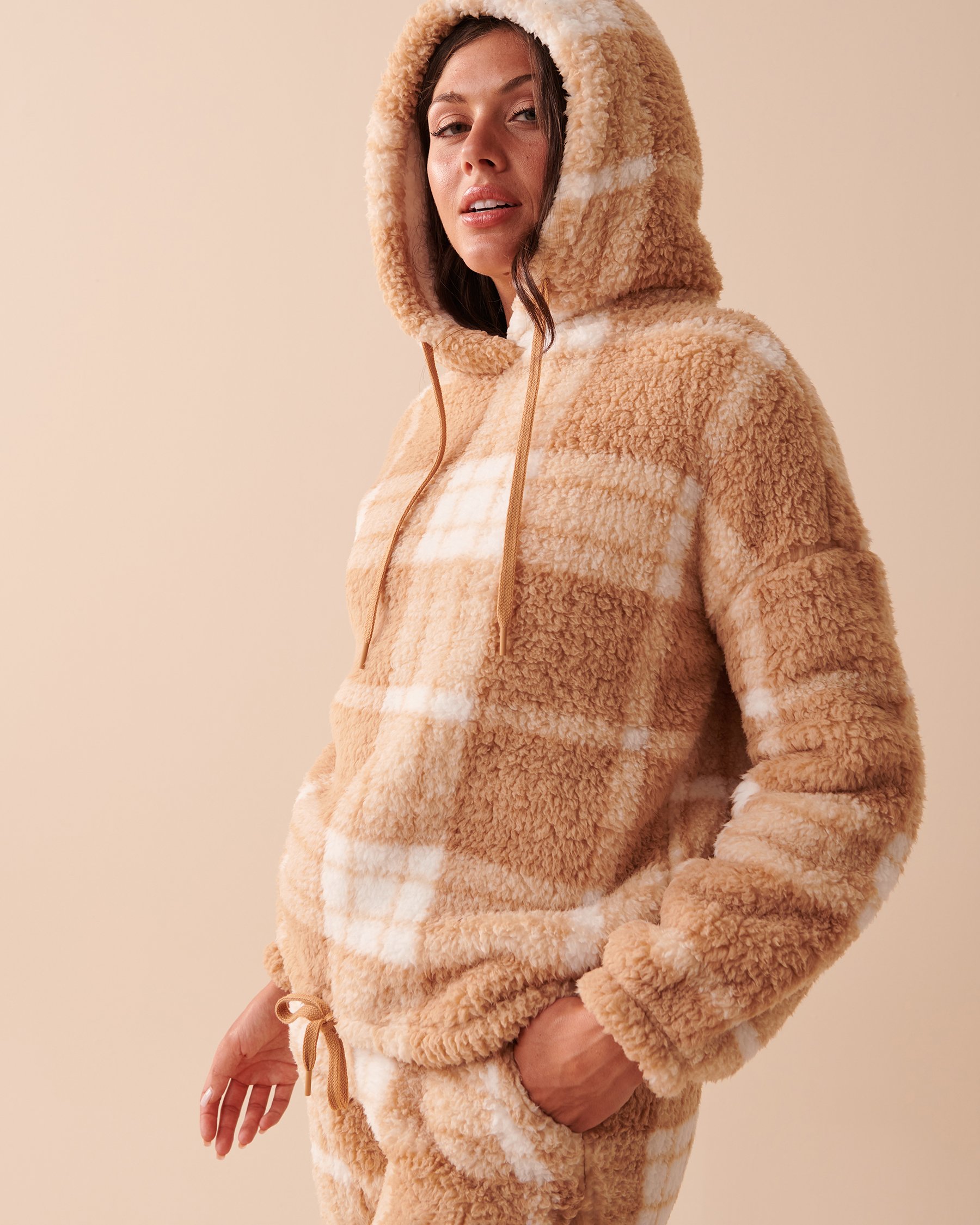 LA VIE EN ROSE Ensemble pyjama à carreaux en sherpa Carreaux caramel salé 40400060 - View8