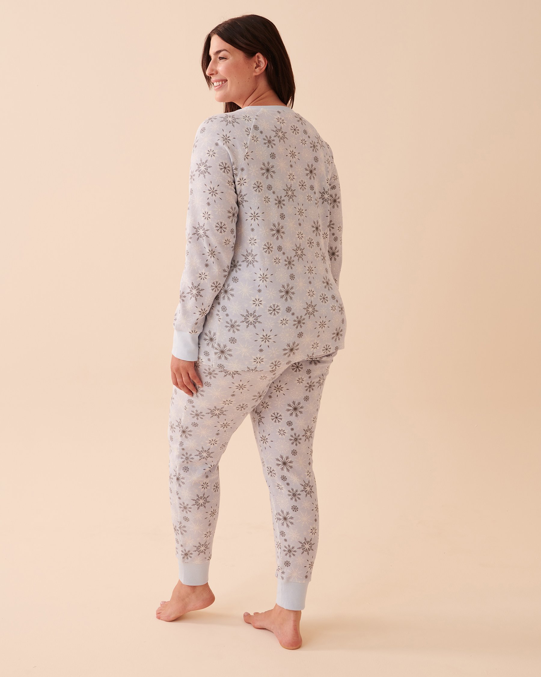 LA VIE EN ROSE Snowflake Waffle Knit PJ Set Blue and Grey Snowflakes 40400059 - View2