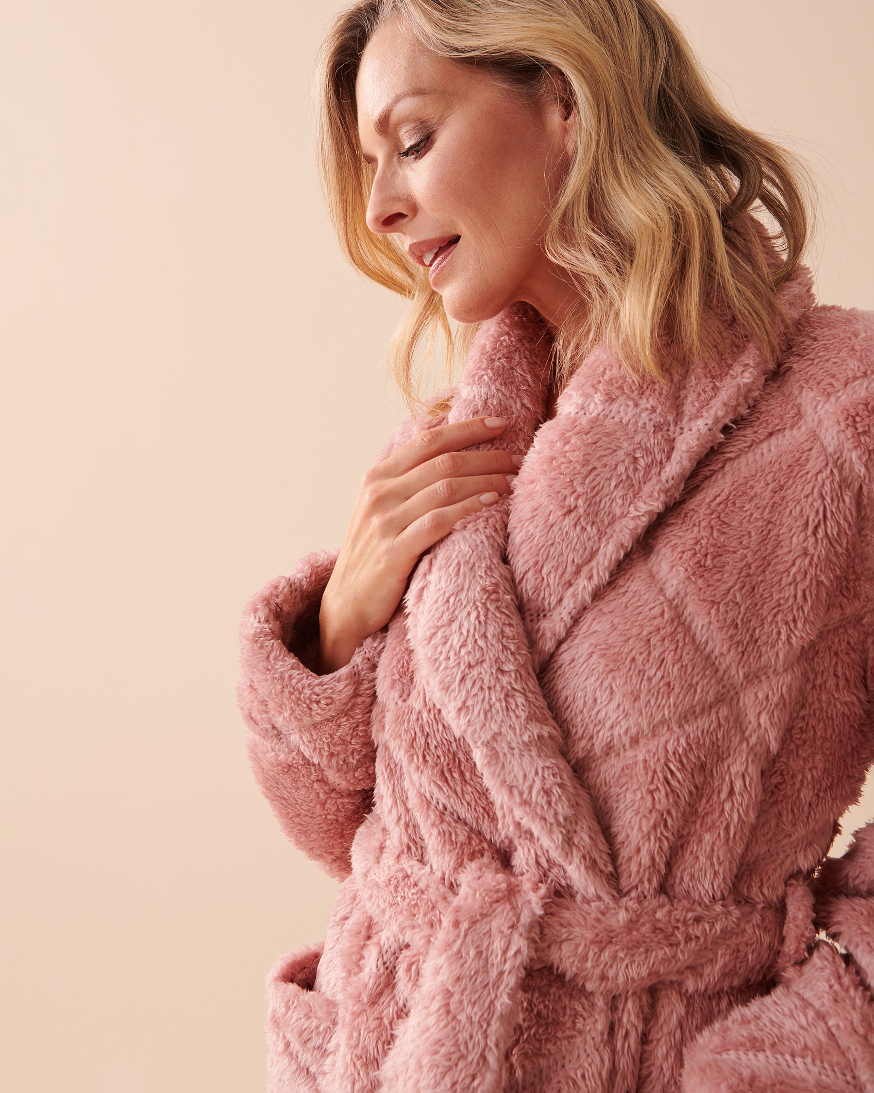 LA VIE EN ROSE Soft Plush Quilted Effect Robe Rosy Cheeks 40600156 - View3