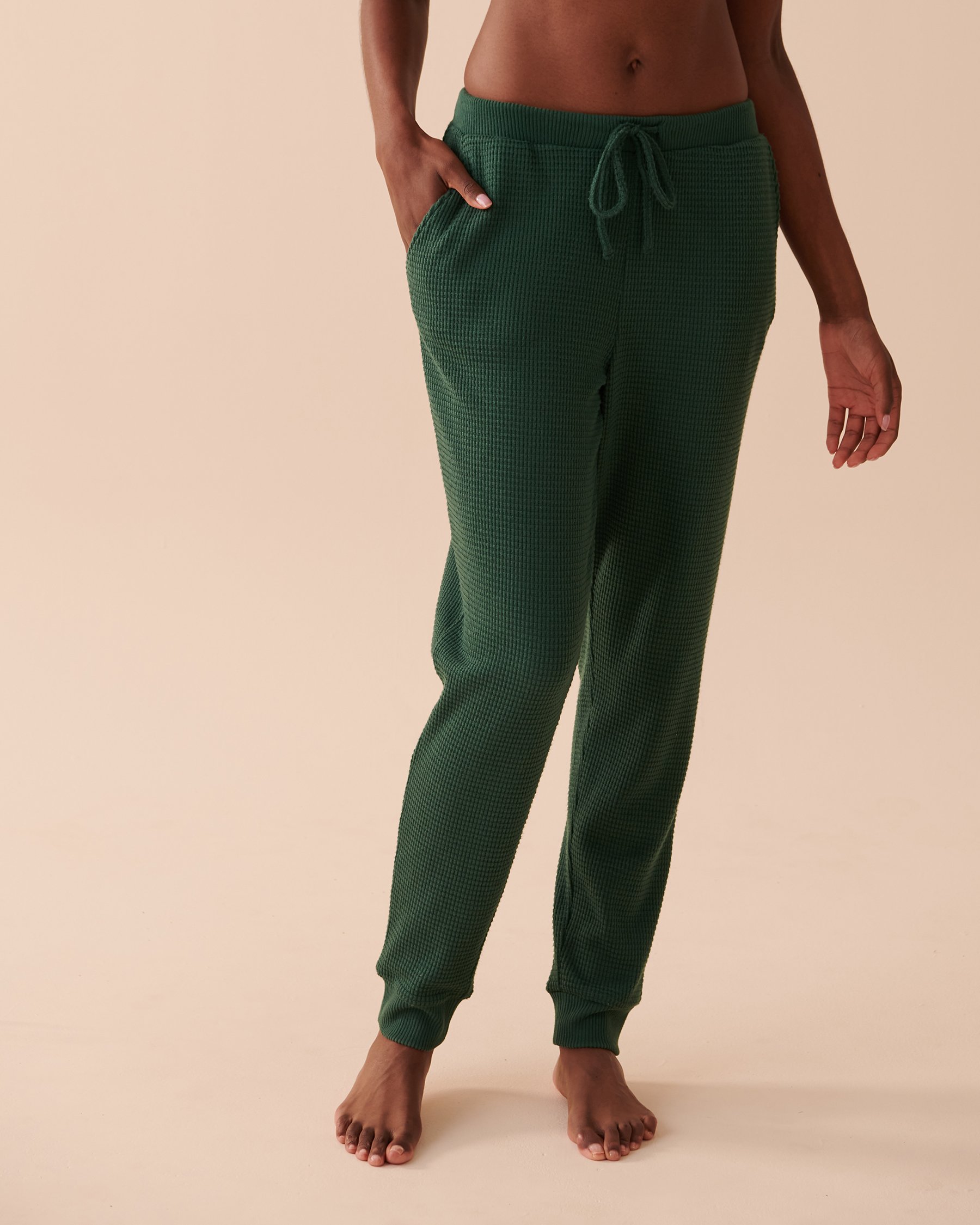 LA VIE EN ROSE Pantalon jogger en tissu gaufré Vert sapin 40200507 - View1