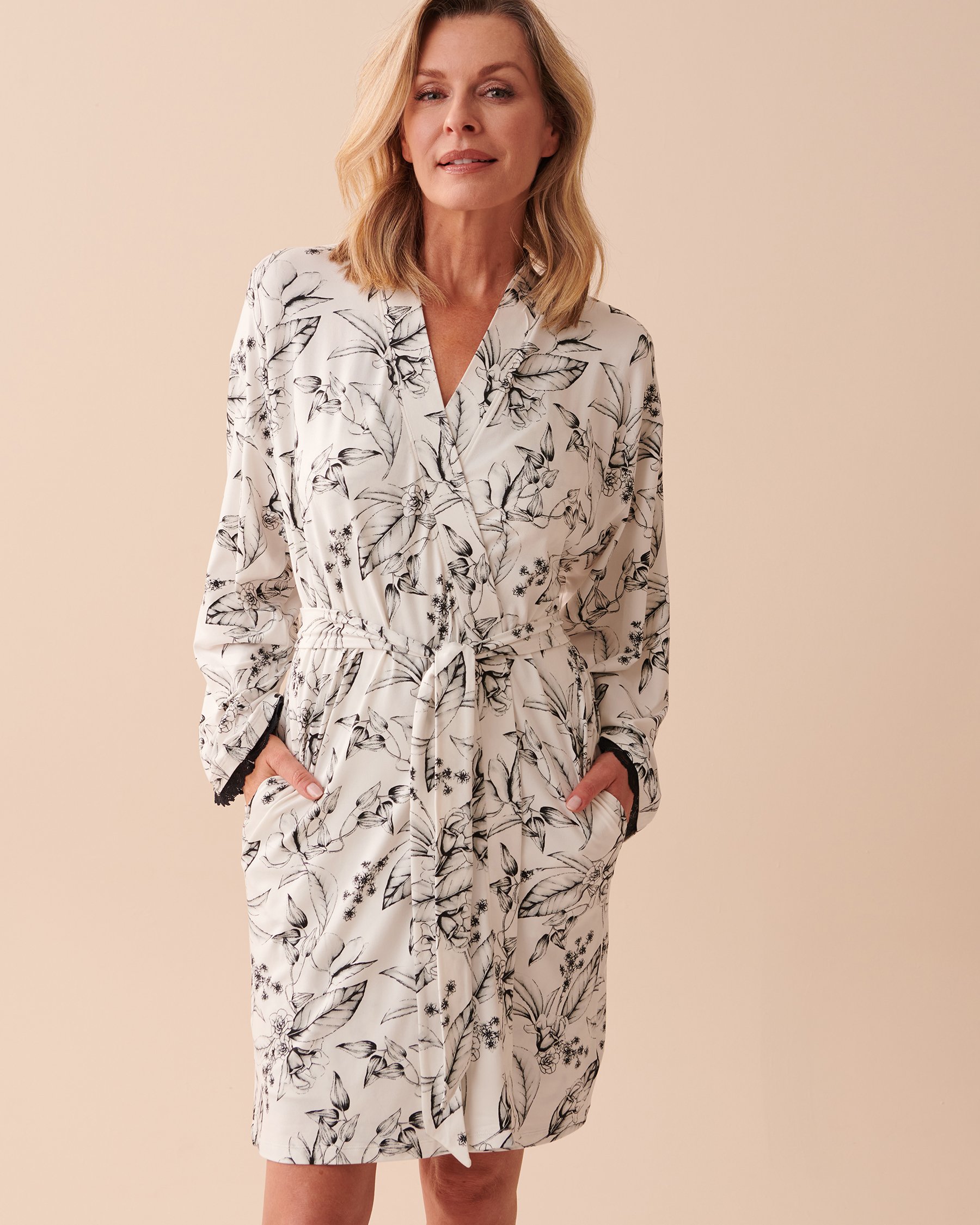 LA VIE EN ROSE Kimono à fleurs hivernales ultra doux Fleurs hivernales 40600159 - Voir1