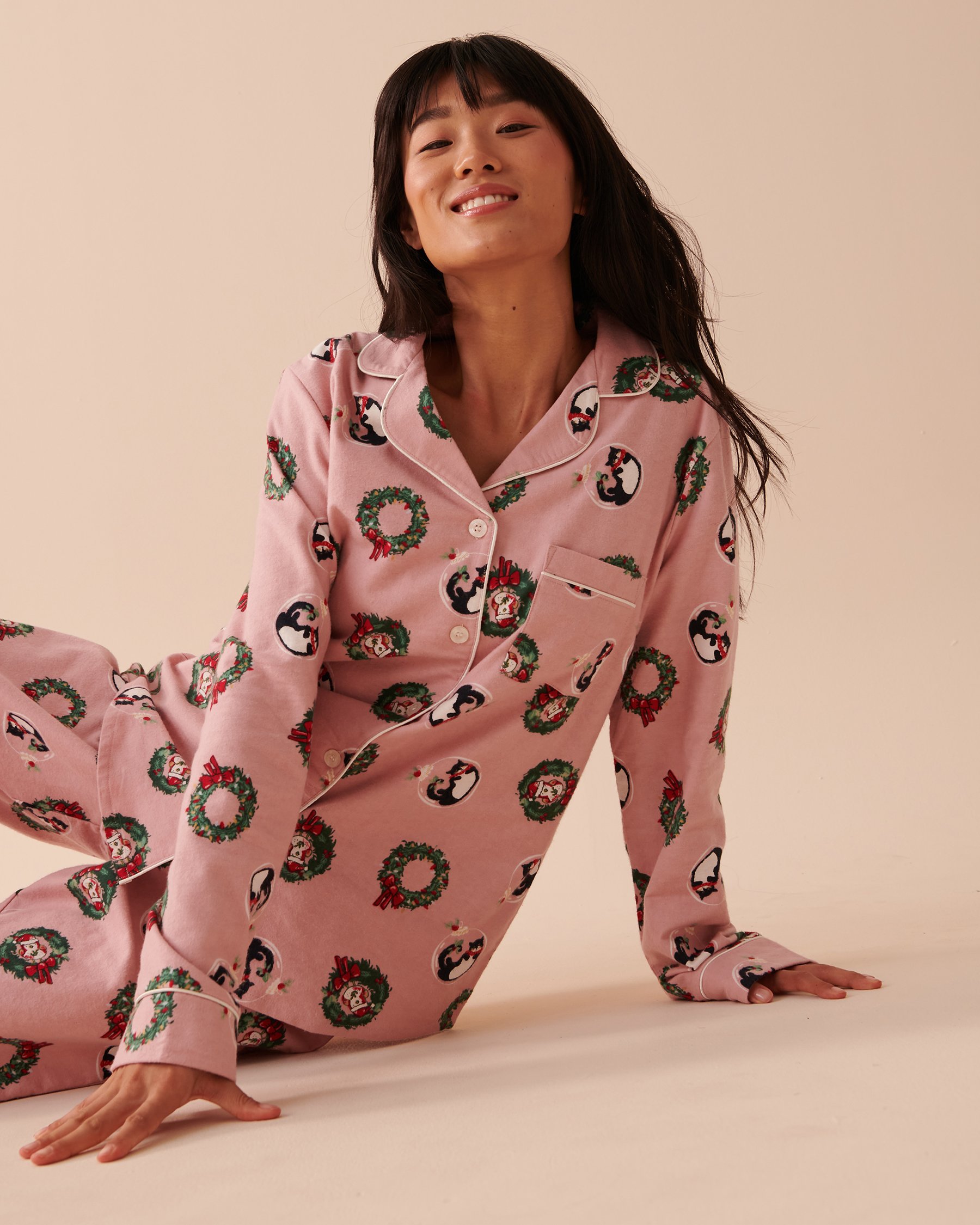 LA VIE EN ROSE Winter Print Flannel PJ Set Holiday Wreaths 40400055 - View2