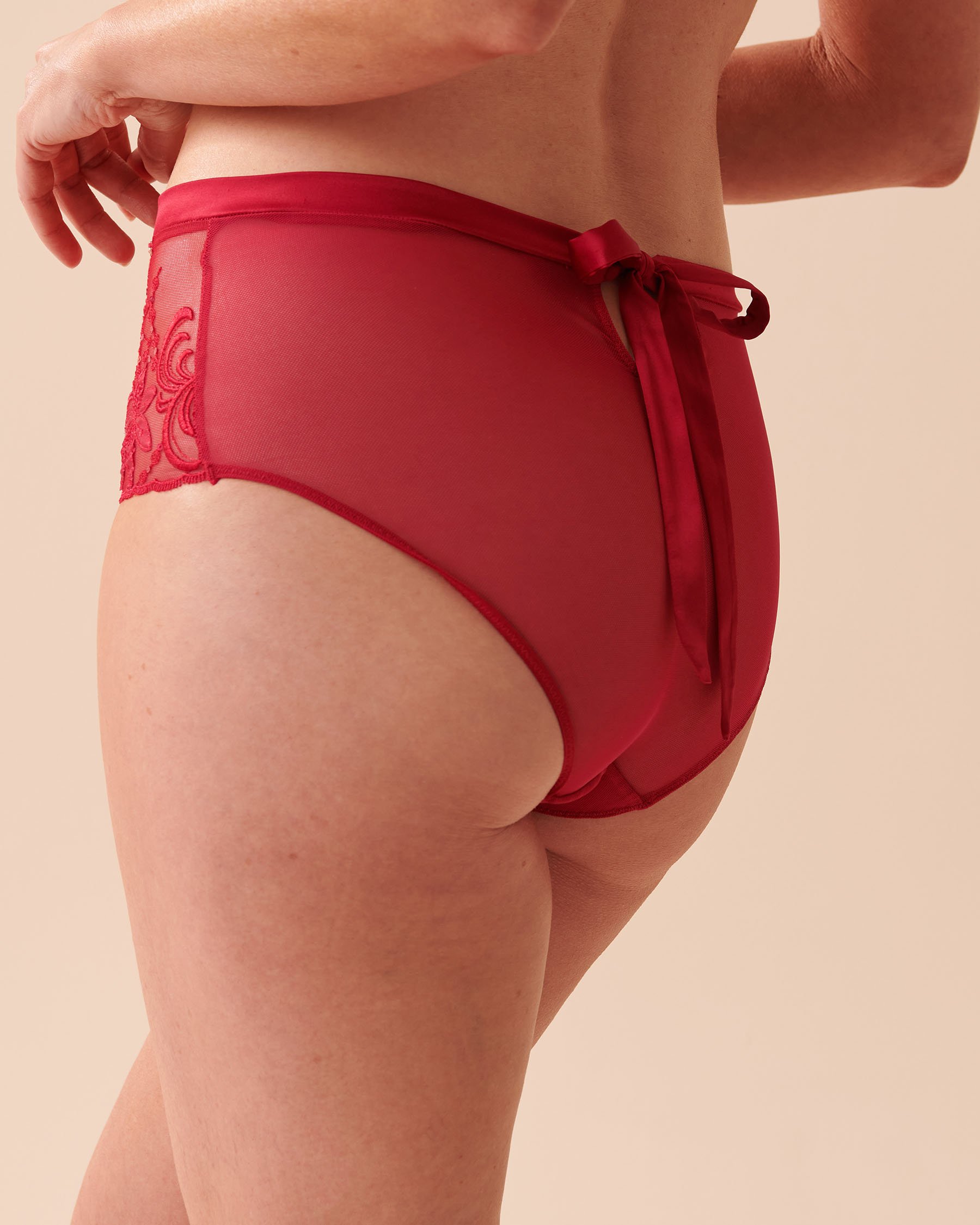 LA VIE EN ROSE Culotte bikini taille haute en résille à fleurs appliquées Rouge festif 20300265 - Voir2
