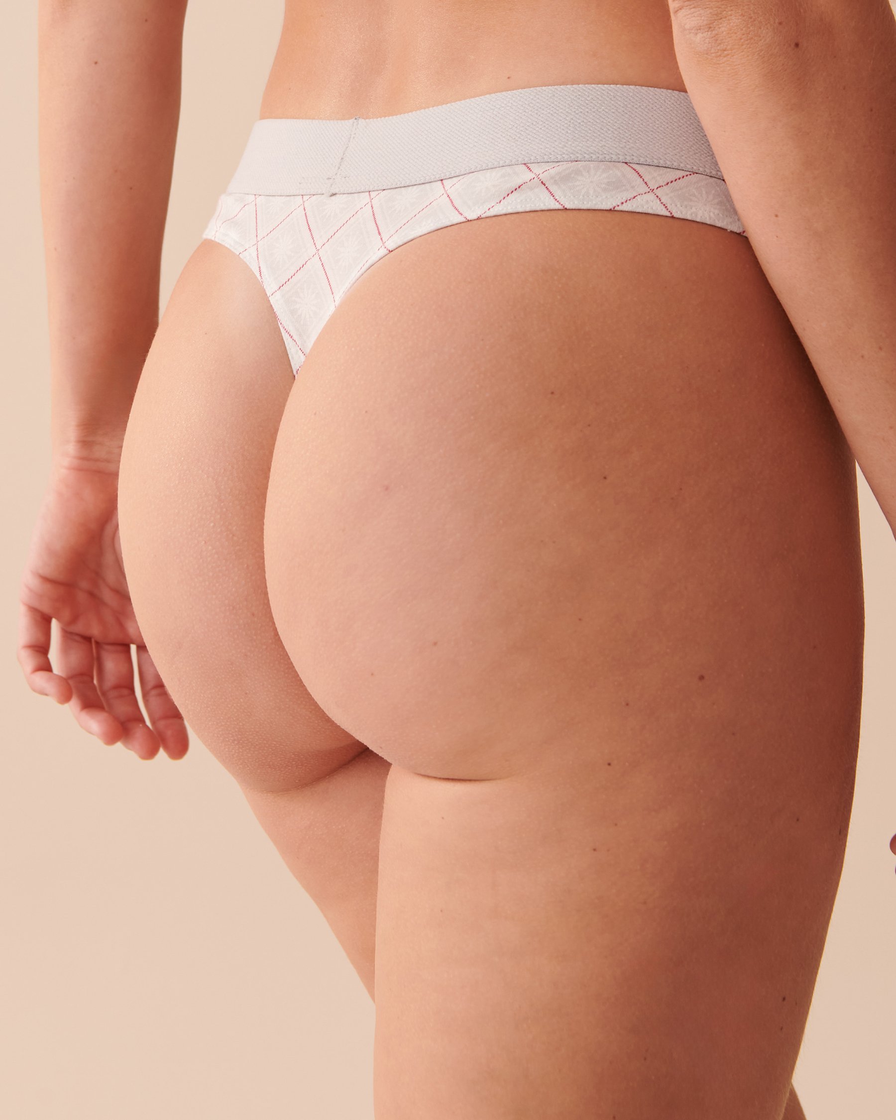 LA VIE EN ROSE Cotton and Logo Elastic Band Thong Panty Snowflake Plaid 20100370 - View2