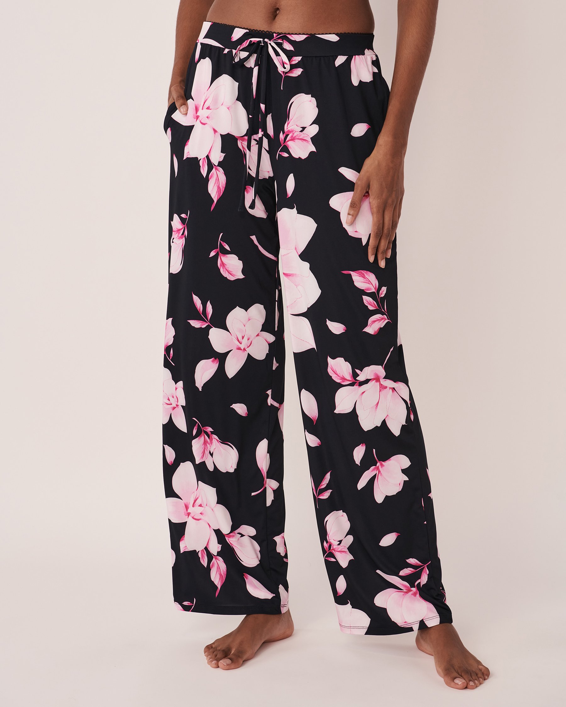 LA VIE EN ROSE Pantalon fleuri en fibres recyclées Magnolias romantiques 60200048 - Voir1