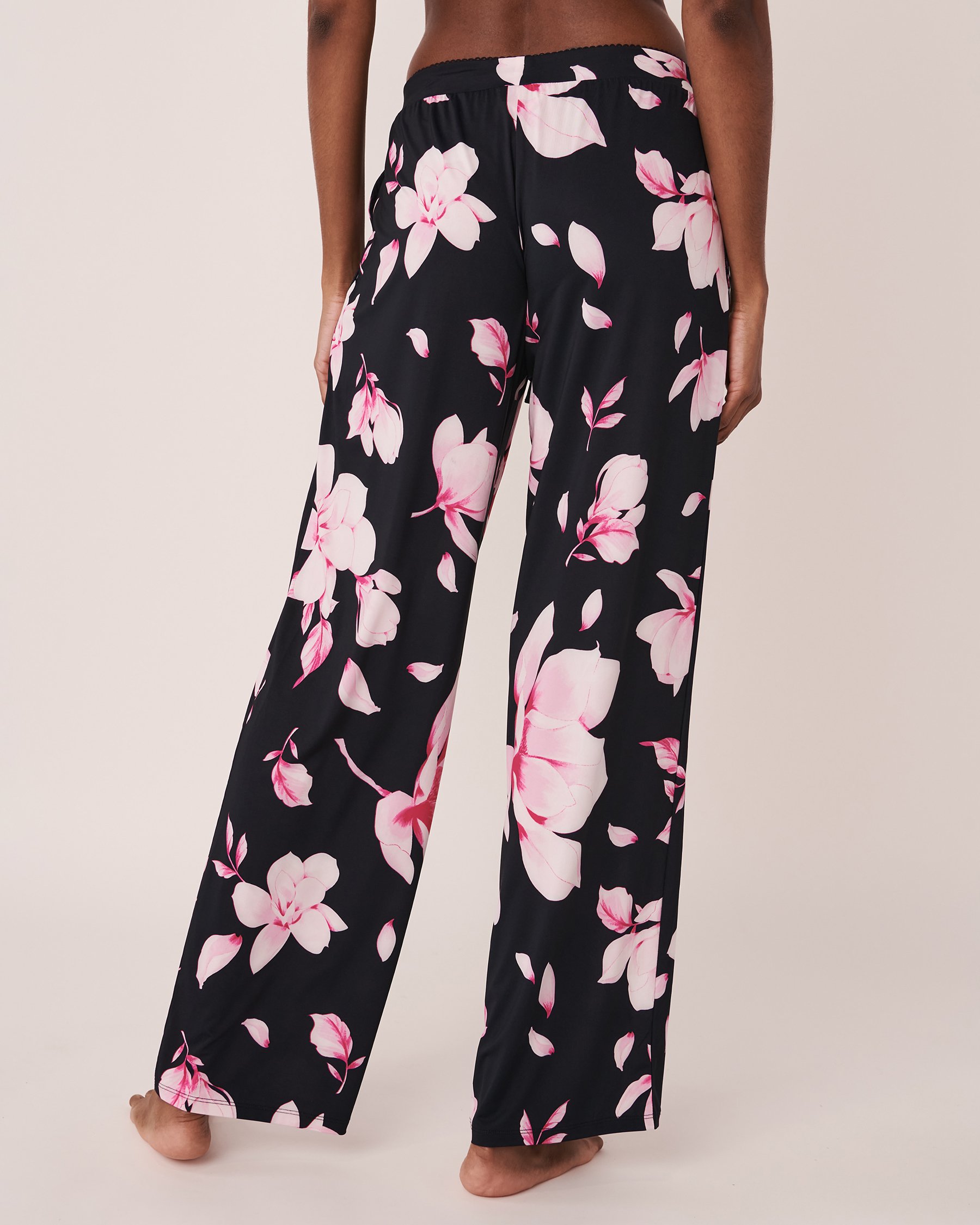 LA VIE EN ROSE Pantalon fleuri en fibres recyclées Magnolias romantiques 60200048 - Voir2