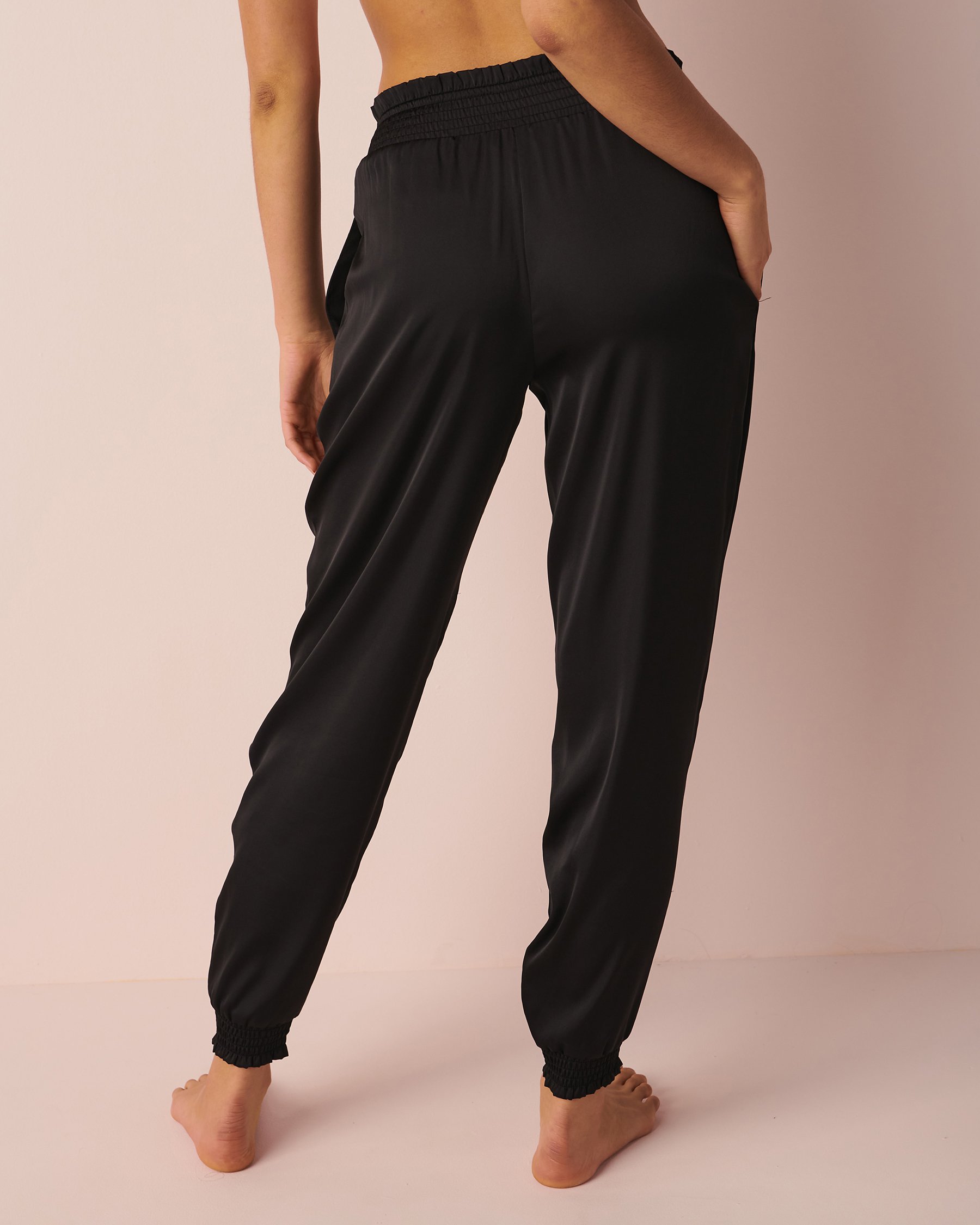 LA VIE EN ROSE Pantalon en satin noir Noir 60200050 - Voir2