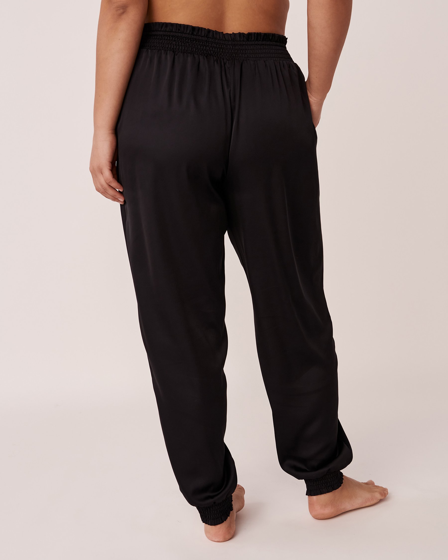 LA VIE EN ROSE Pantalon en satin noir Noir 60200050 - Voir4