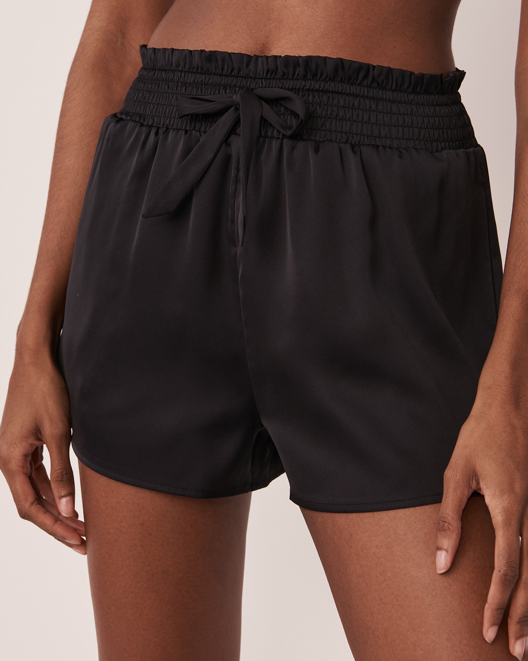 LA VIE EN ROSE Short en satin noir Noir 60200049 - View1